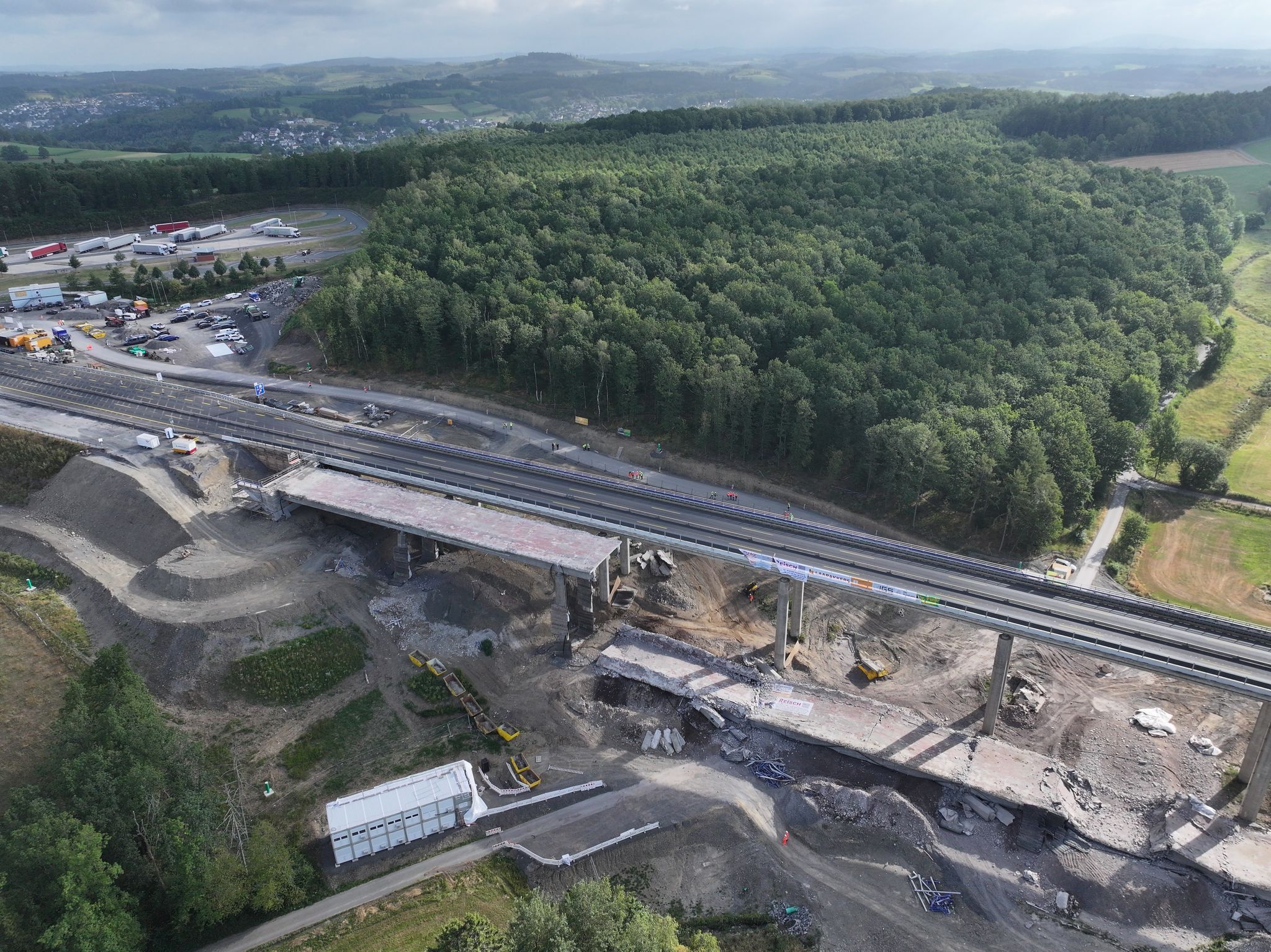 Nach der ersten Sprengung: Links zu sehen sind die vier Säulen mit der Fahrbahnplatte darauf, die außerplanmäßig stehengeblieben sind.