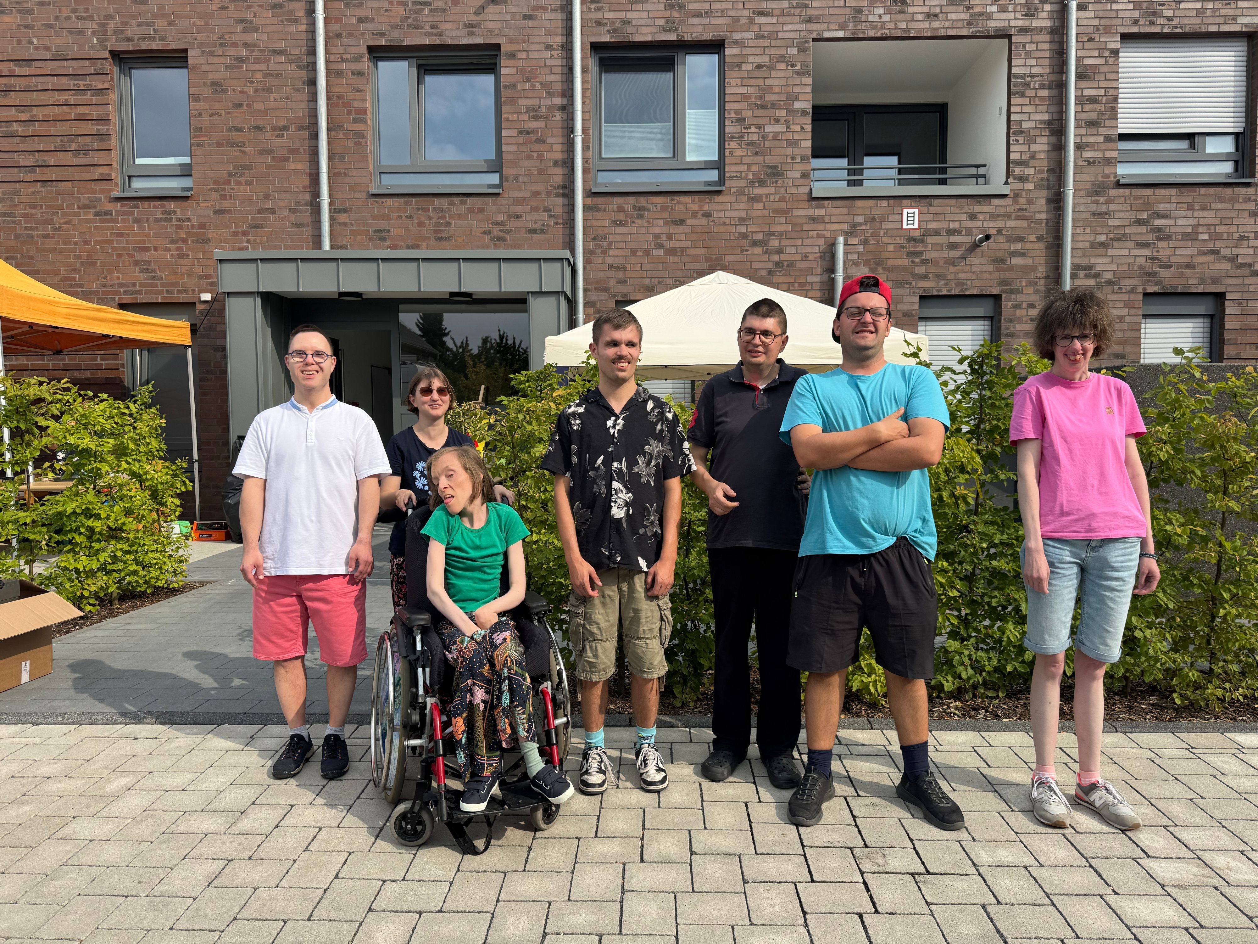 Philipp Styppa (v.l.), Natalie Warring, Vanessa Kramer, Timo Peters, Paul Piske, Marvin Krehl und Melanie Langhein leben seit April in der betreuten Wohngruppe Mohnweg in Hitdorf.