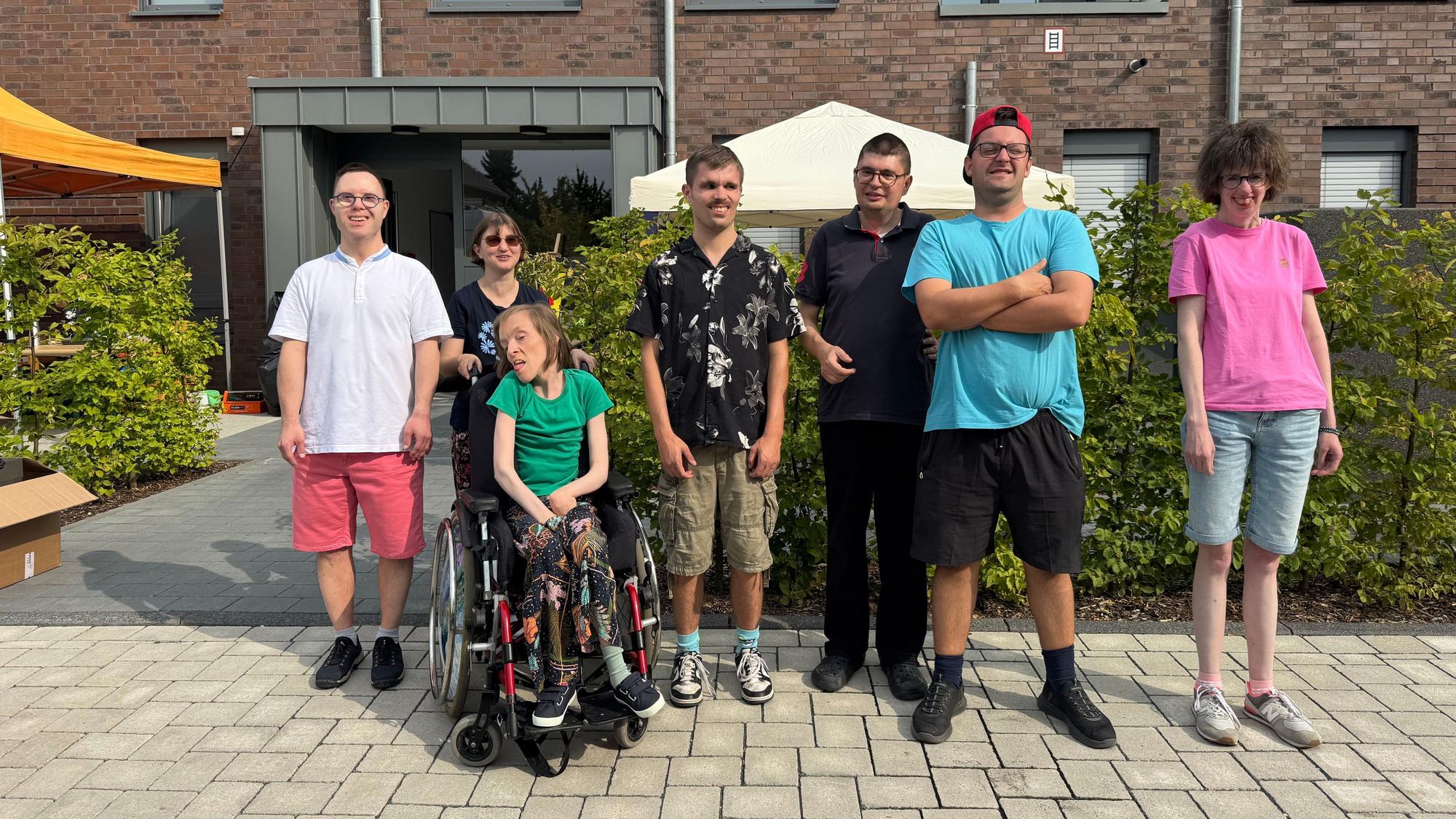 Philipp Styppa (v.l.), Natalie Warring, Vanessa Kramer, Timo Peters, Paul Piske, Marvin Krehl und Melanie Langhein leben seit April in der betreuten Wohngruppe Mohnweg in Hitdorf.