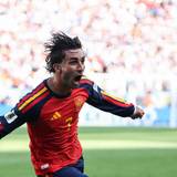 Ferran Torres jubelt über sein Tor.
