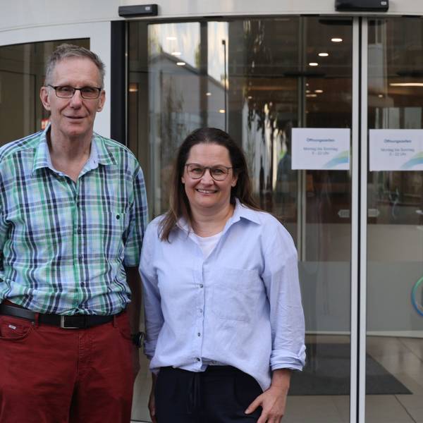 Christian Becker und Nicole Heising vor dem Haupteingang des Haupthauses des Klinikums Leverkusen