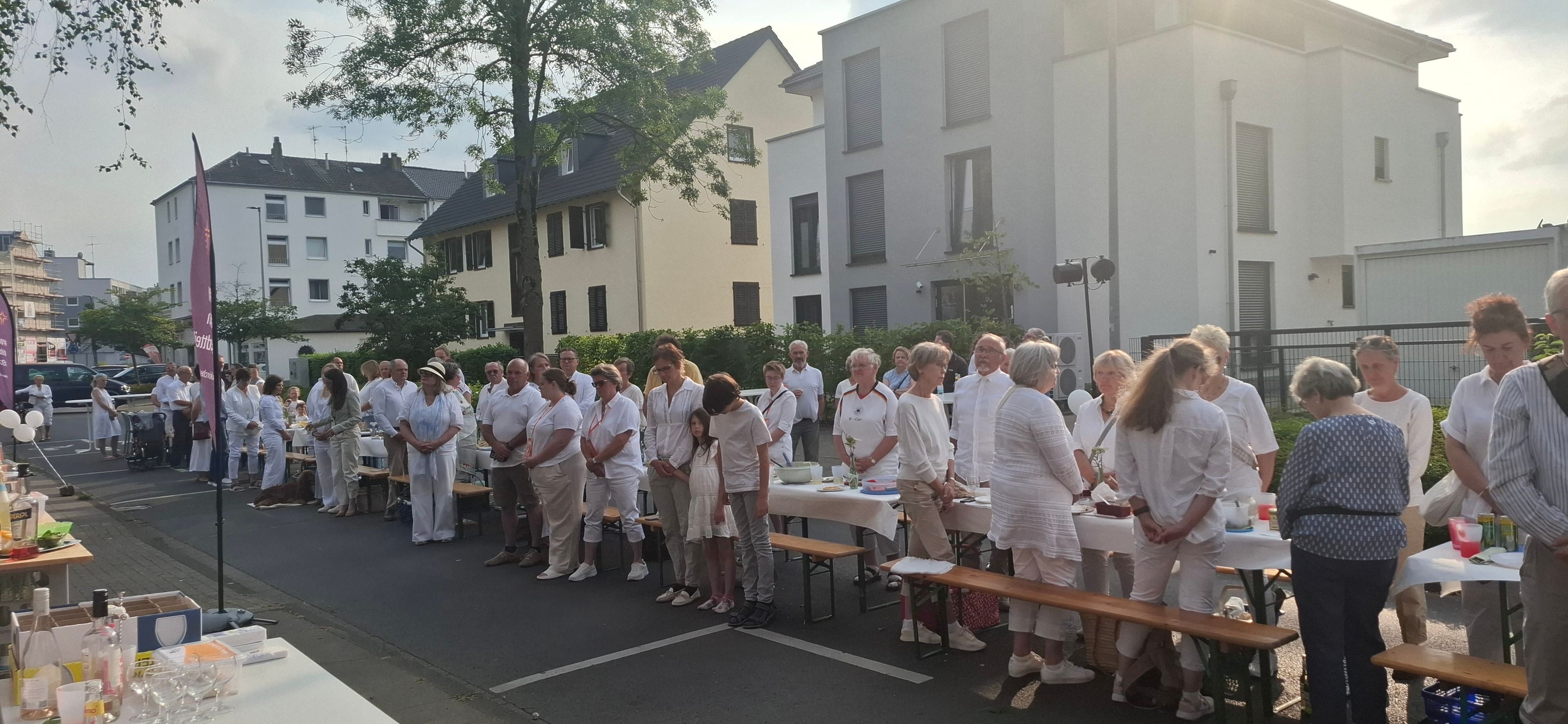 Menschen in Weiß an einer Tafel in Opladen