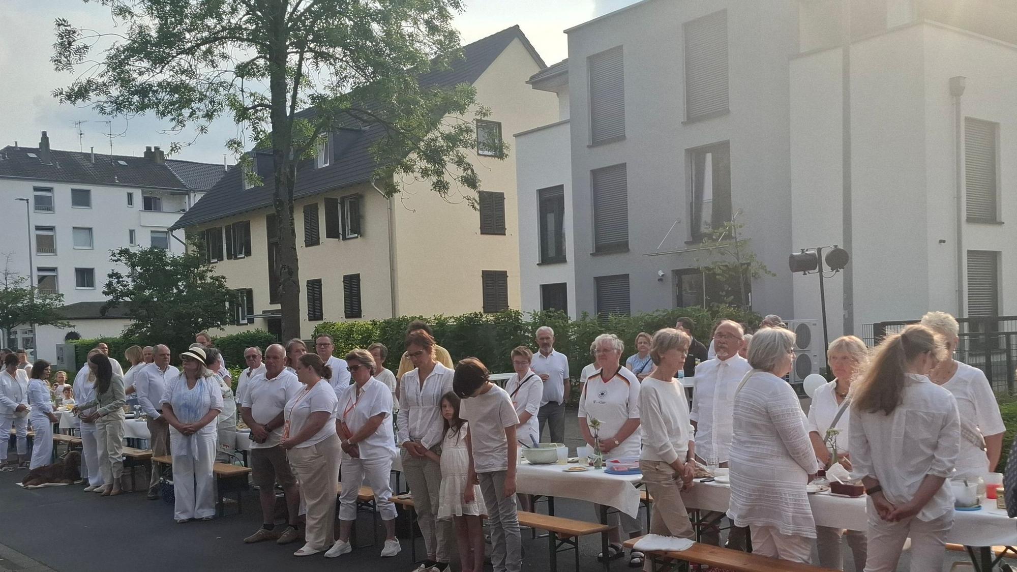 Menschen in Weiß an einer Tafel in Opladen