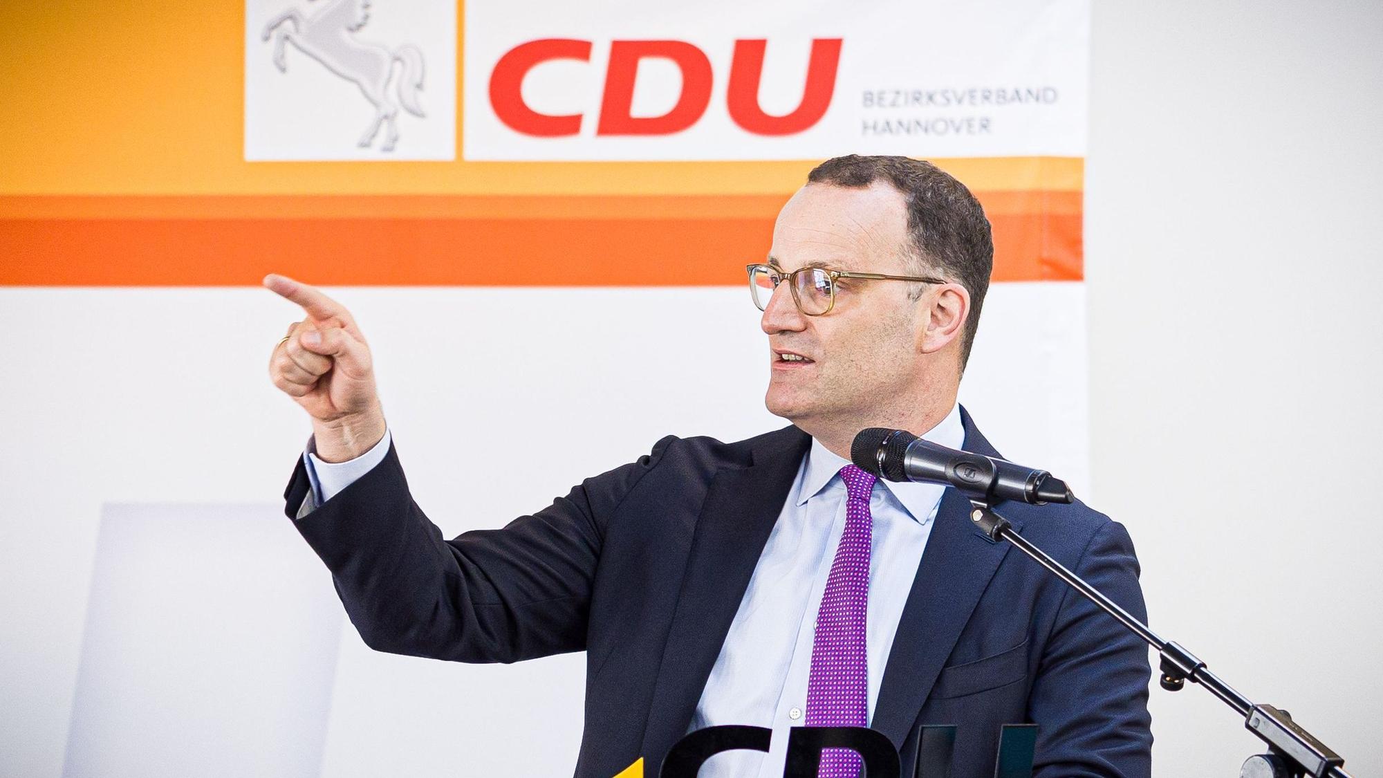 Jens Spahn (CDU) spricht beim Bezirksparteitag des CDU-Bezirksverbands Hannover (Archivbild).