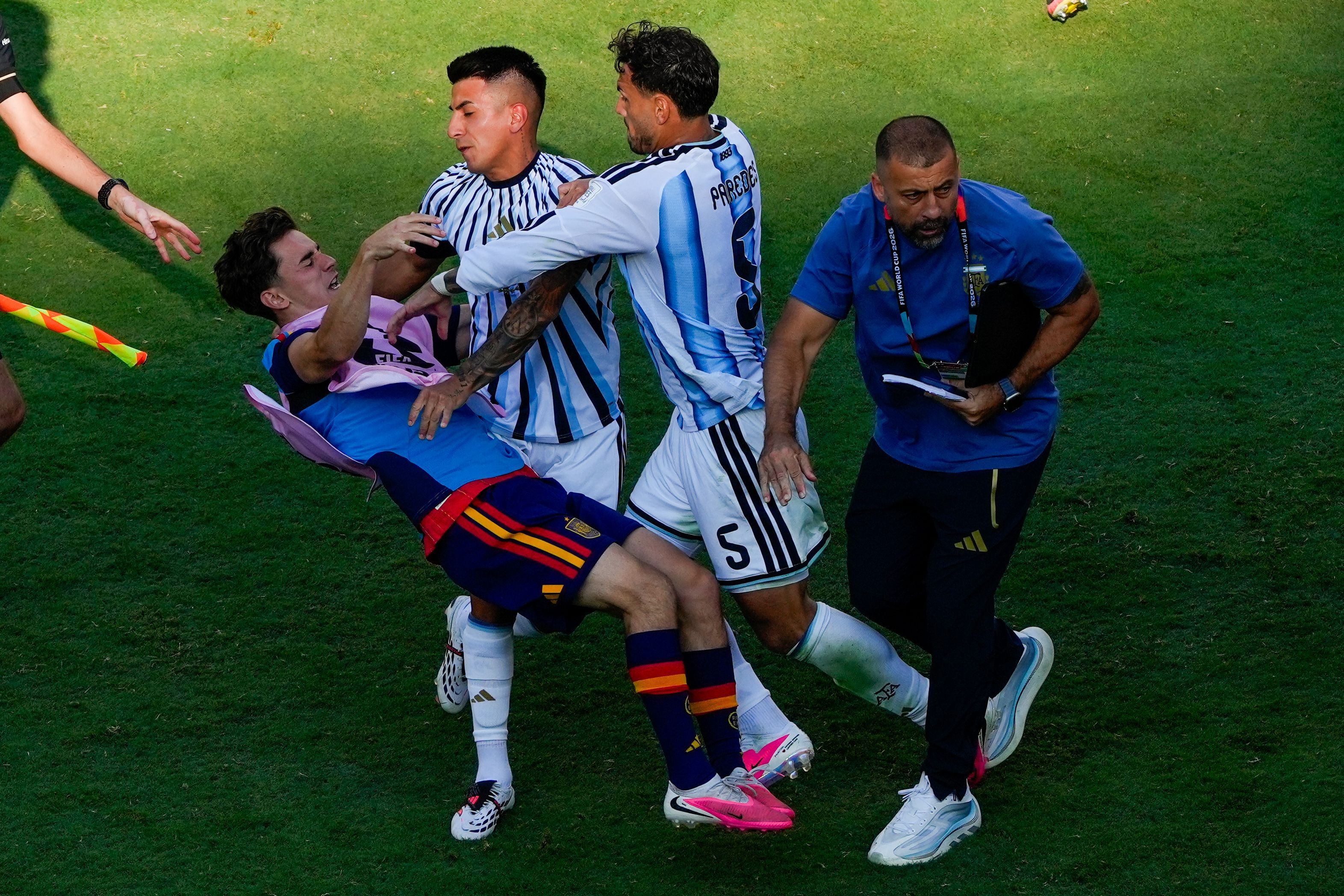 Leandro Paredes schubst Gabi um.