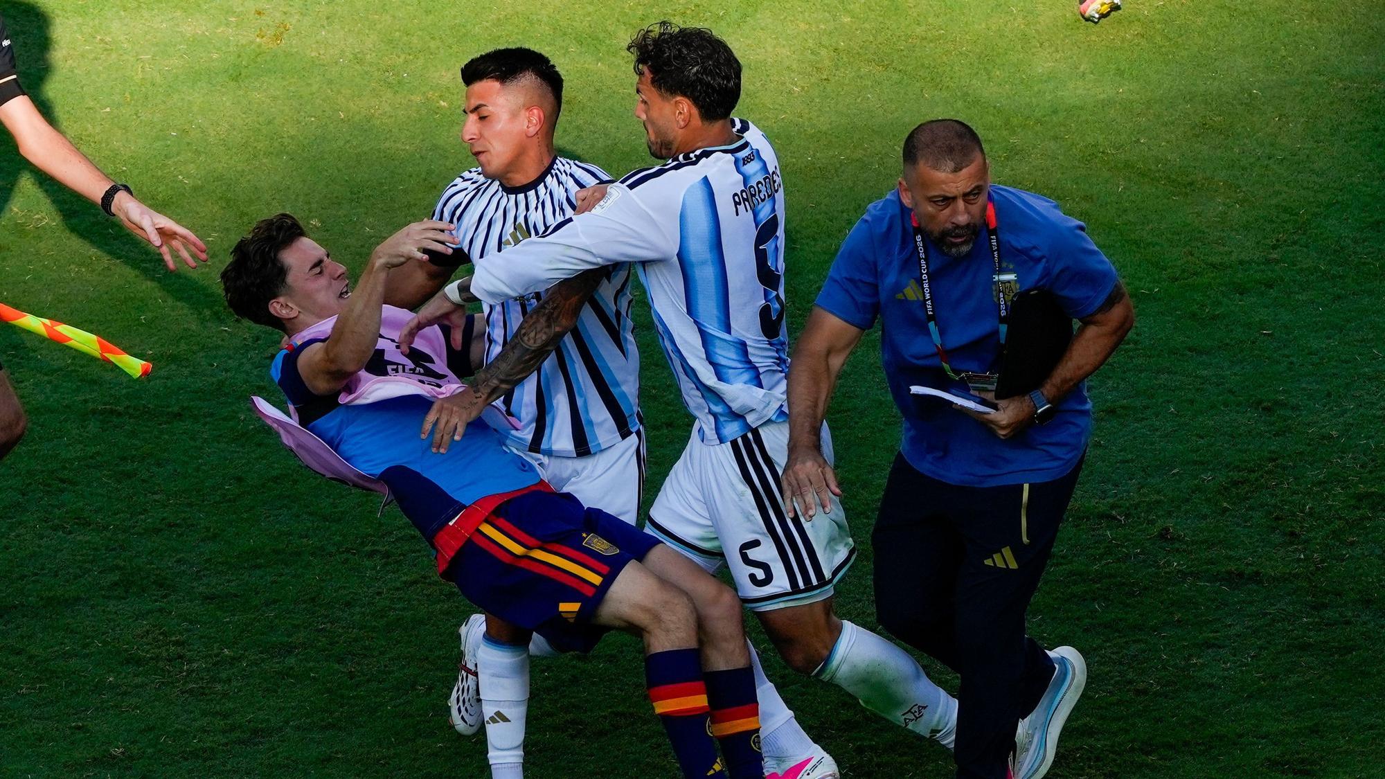 Leandro Paredes schubst Gavi um.