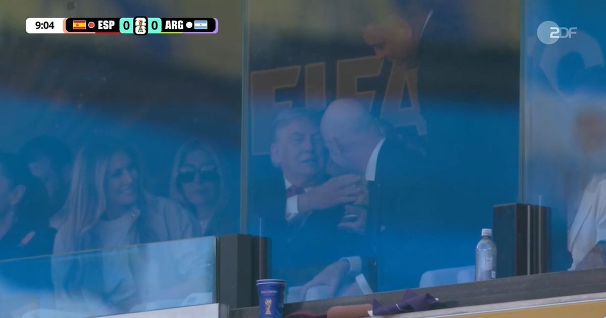 WM-Finale: Trump darf Pokal tätscheln, Kommentator schimpft