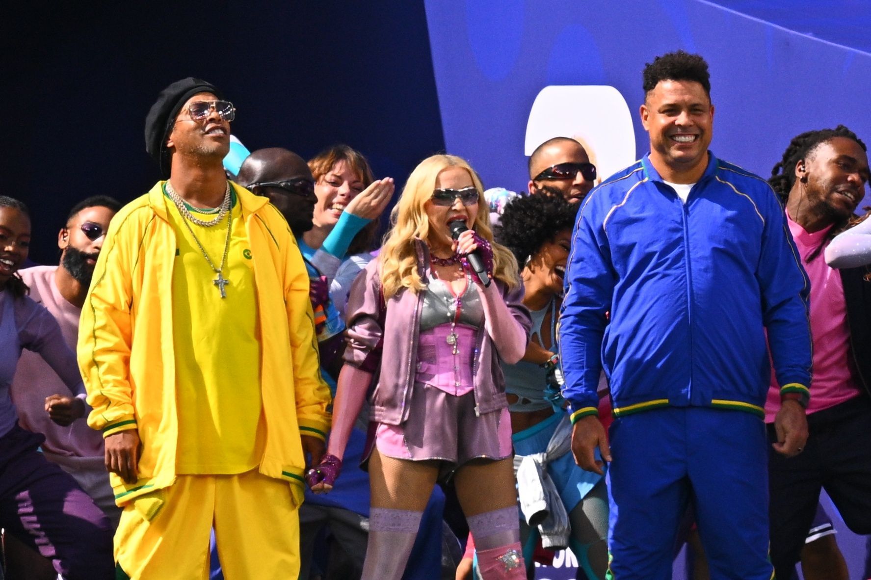 Sängerin Madonna tritt mit den Ex-Fußballern Ronaldinho (l) und Ronaldo bei der Halbzeitshow auf.
