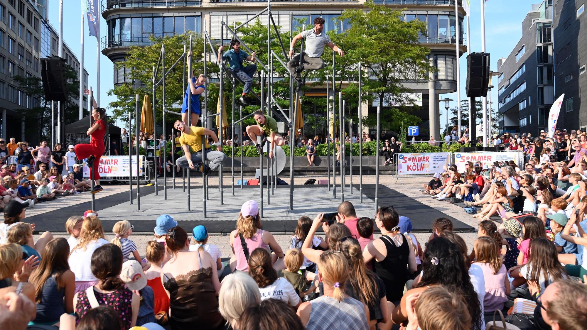 17.07.2026 Köln. Die Eventserie „Sommer Köln“ feiert ihren Auftakt mit der Premiere der Tanz-Zirkus-Performance „WILD“ im Mediapark. Foto: Alexander Schwaiger