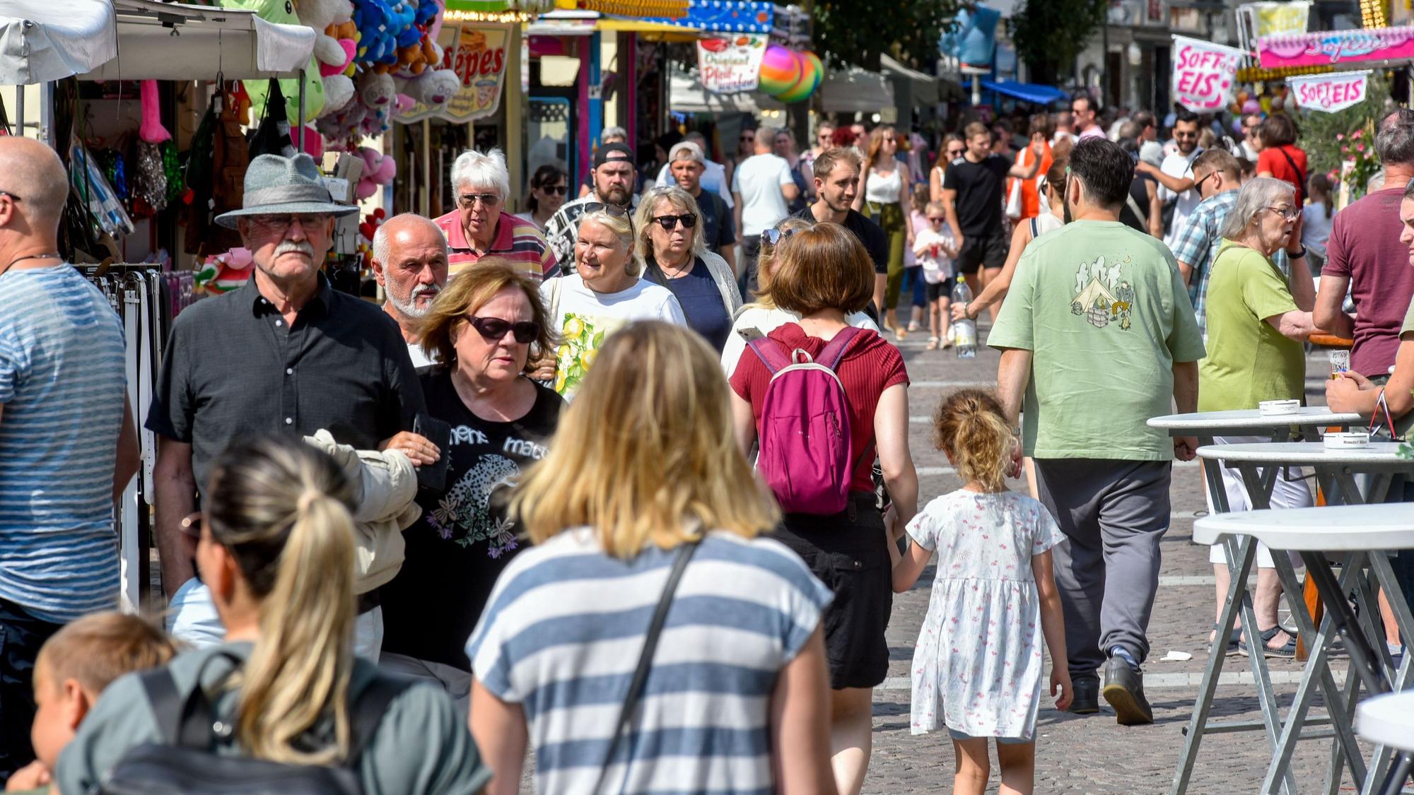 Das Foto zeigt eine Menschenmenge in der Innenstadt.