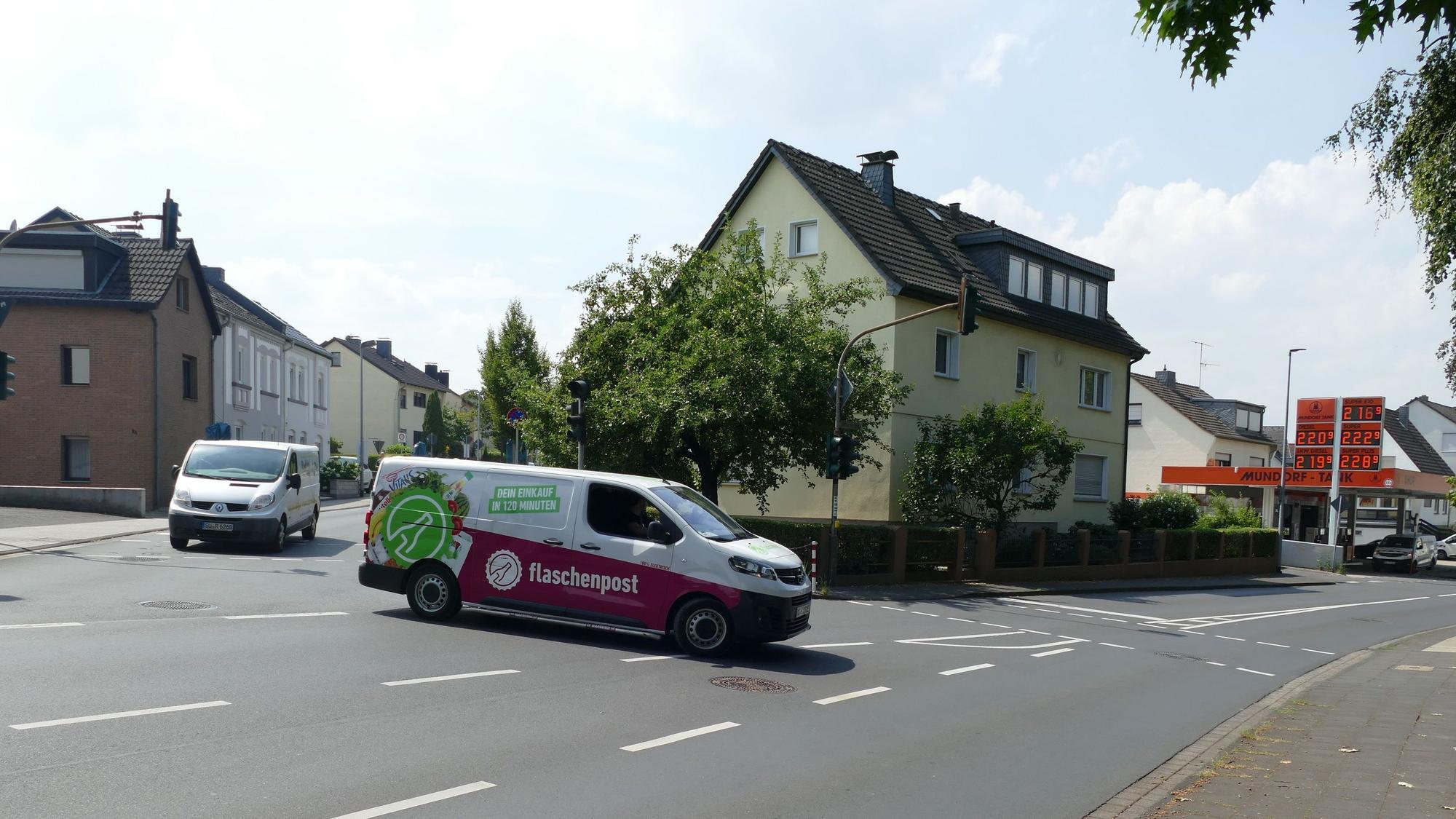 Eine Straßenkreuzung in einem Wohngebiet.