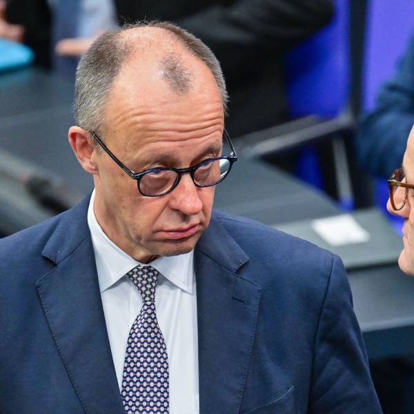 Bundeskanzler Friedrich Merz (CDU) spricht im Bundestag mit Jens Spahn.