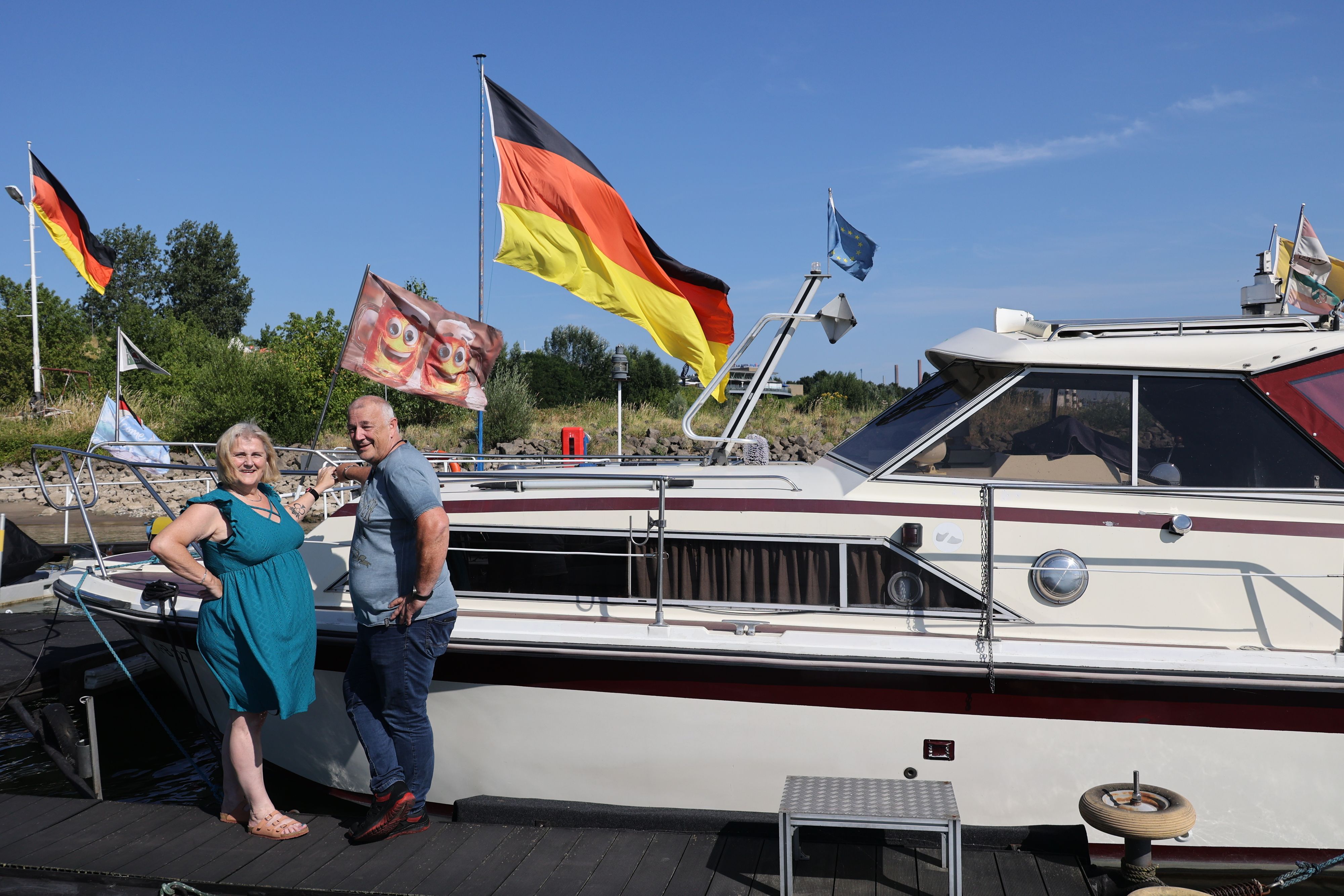 Hafenmeister Johannes Mießeler mit seiner Frau vor dem eigenen Boot
