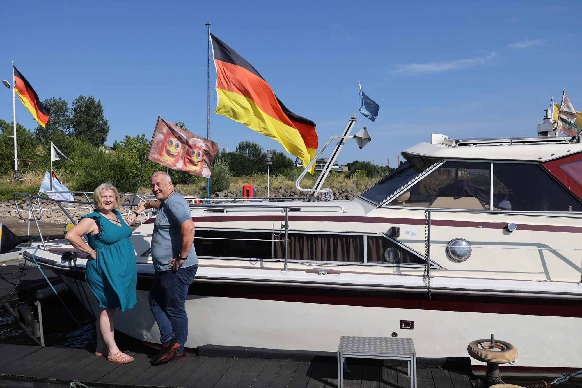 Hafenmeister Johannes Mießeler mit seiner Frau vor dem eigenen Boot