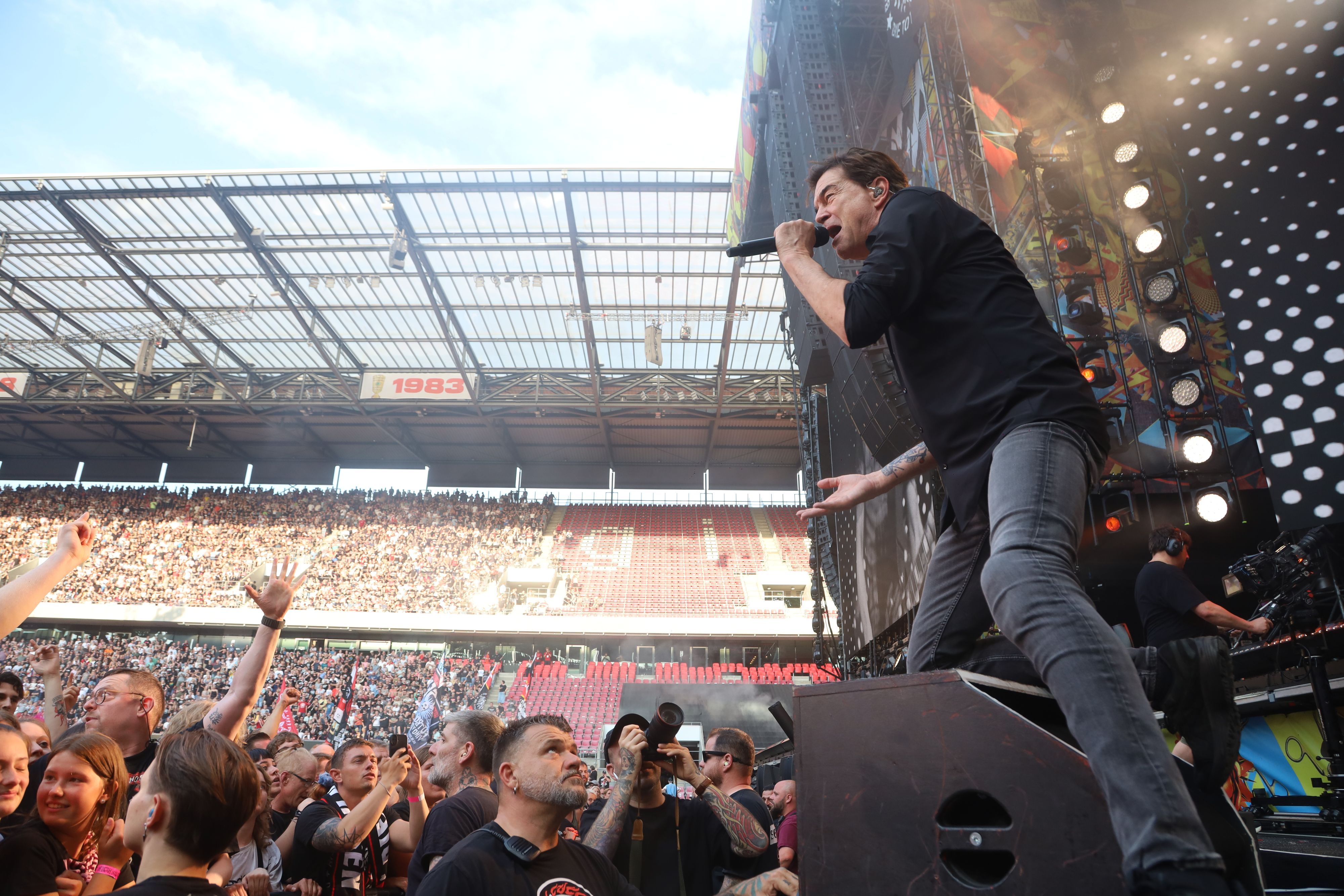 Die Menge in Köln ist begeistert von den Toten Hosen (Bild vom Freitag, 17. Juli).