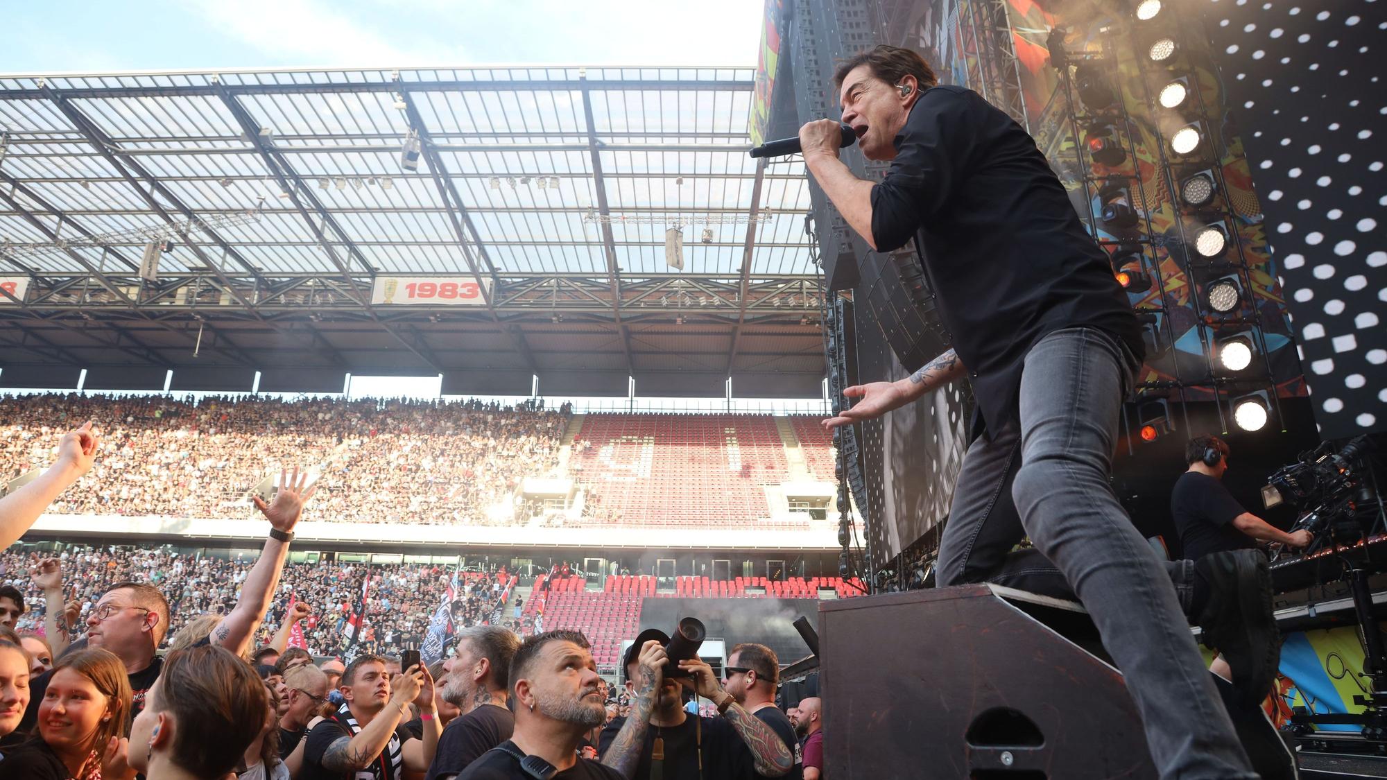 Die Menge in Köln ist begeistert von den Toten Hosen (Bild vom Freitag, 17. Juli).
