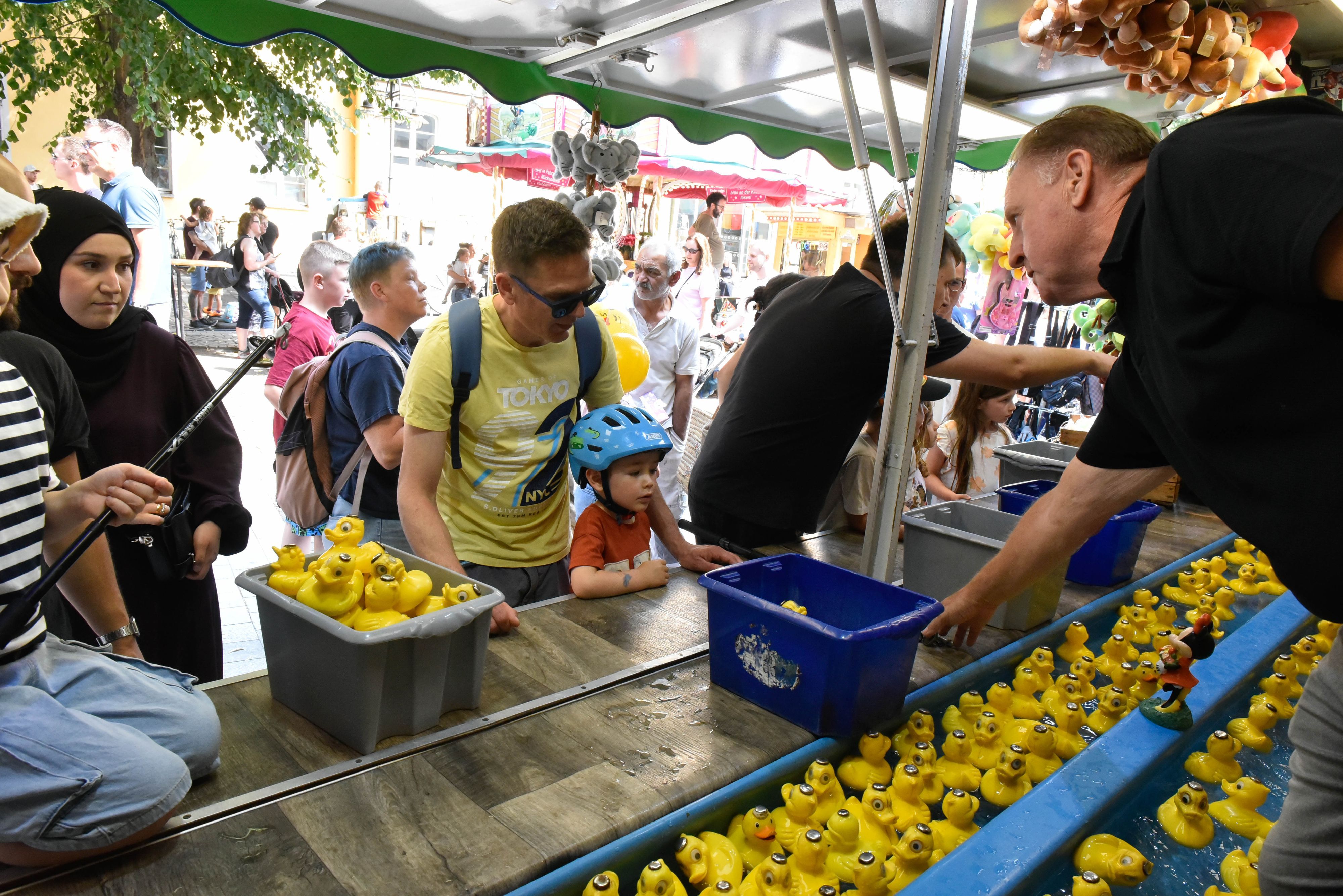 Das Foto zeigt einen Stand, an dem man Enten angeln kann.