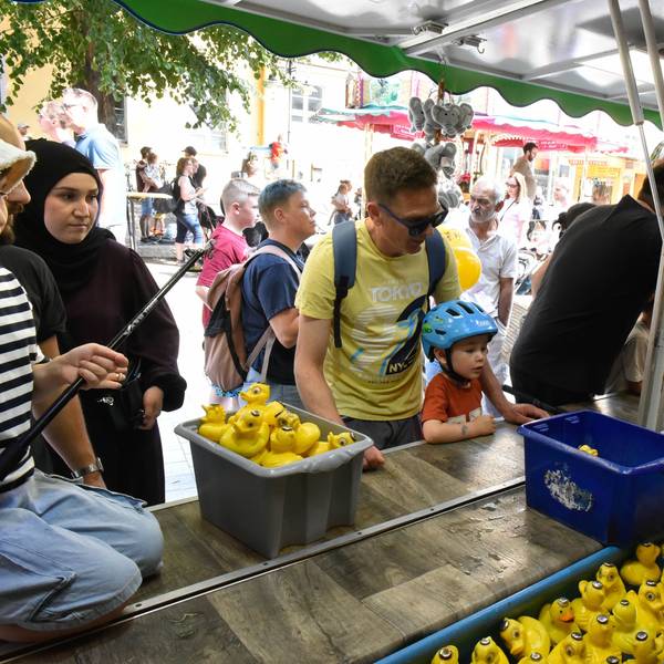 Das Foto zeigt einen Stand, an dem man Enten angeln kann.