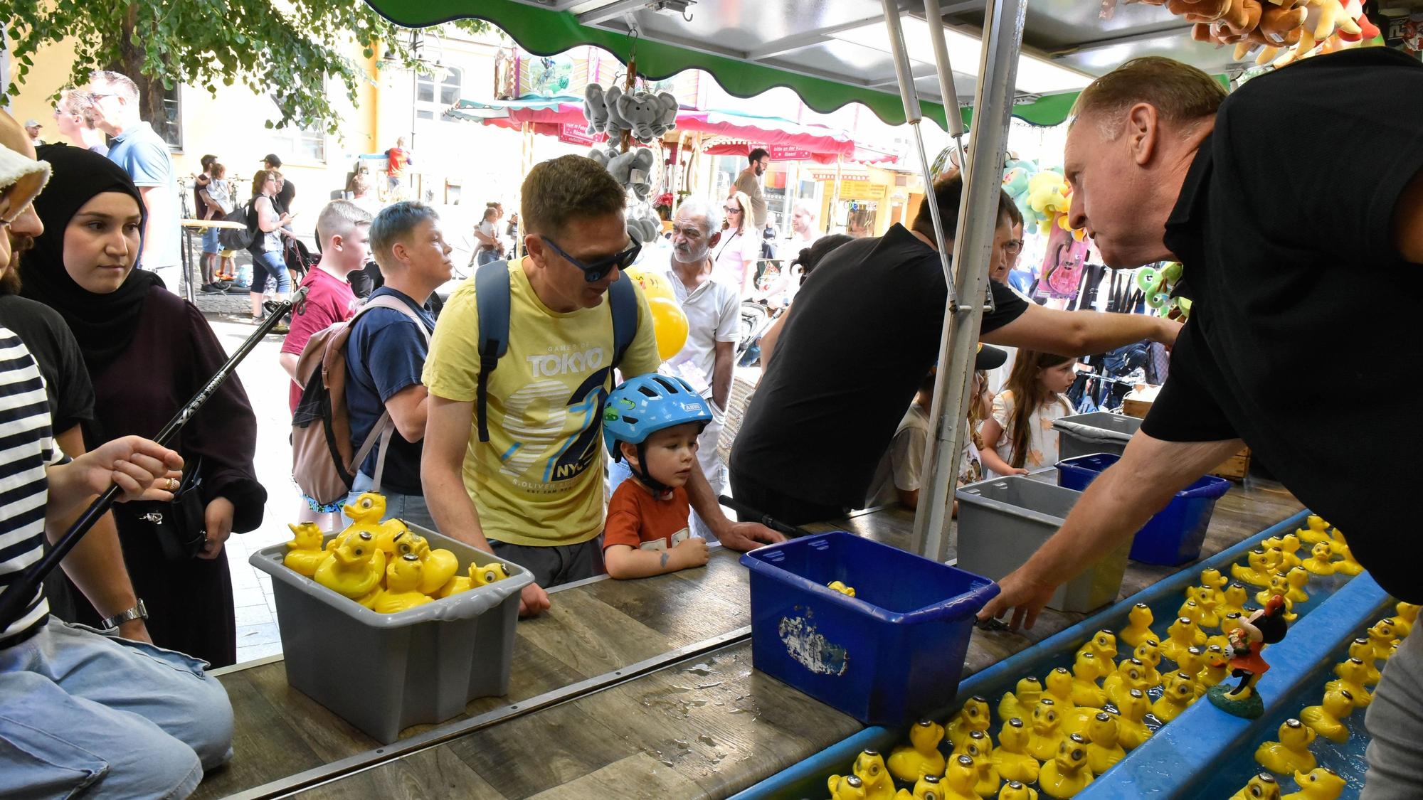 Das Foto zeigt einen Stand, an dem man Enten angeln kann.
