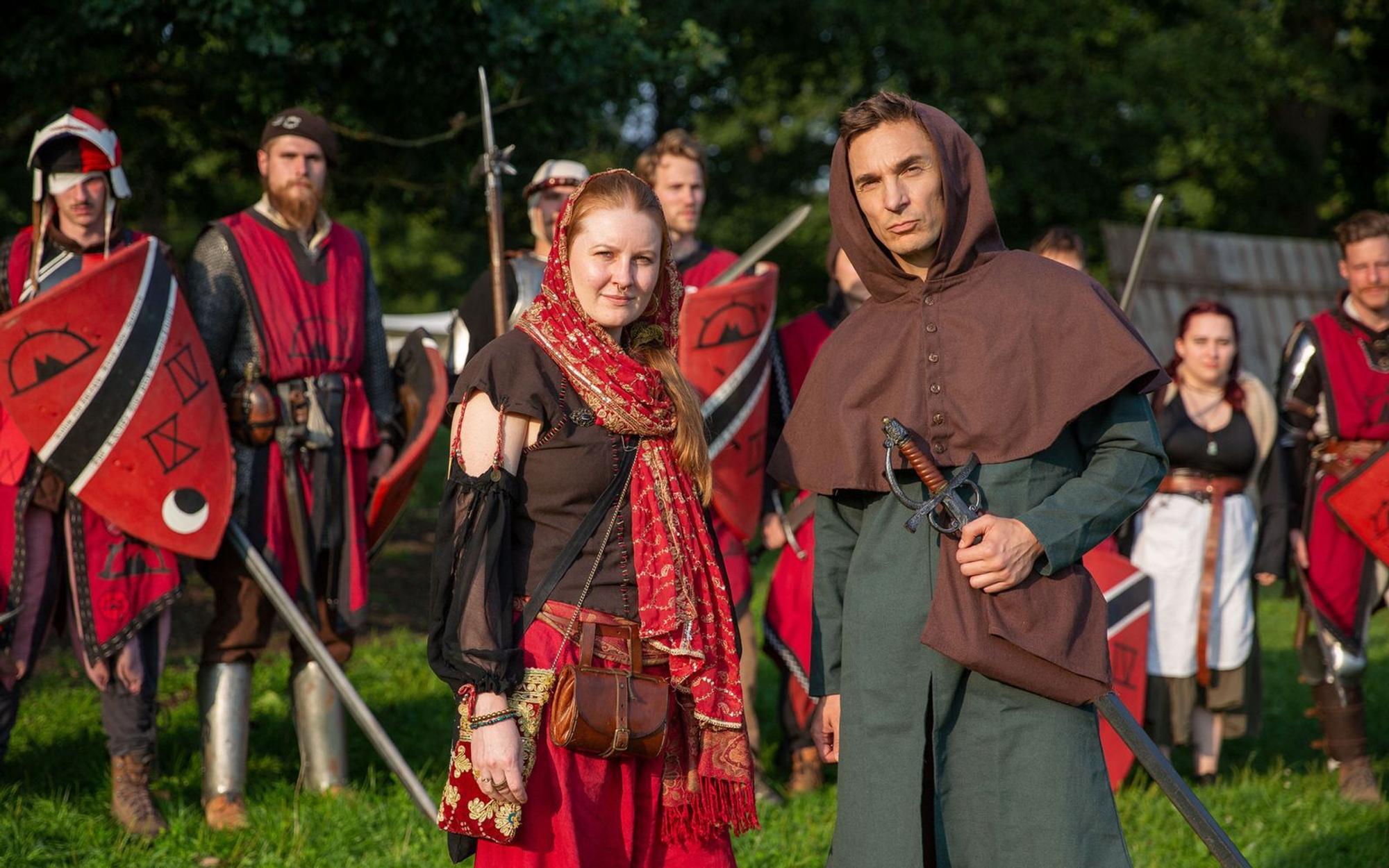 Pia nutzt „Live Action Role Playing“, um sich eine Auszeit von der Realität zu nehmen. Im Gespräch mit Eric Mayer erklärt sie, dass es ihrer psychischen Gesundheit guttut. (Bild: ZDF/Jan_Hinkes)