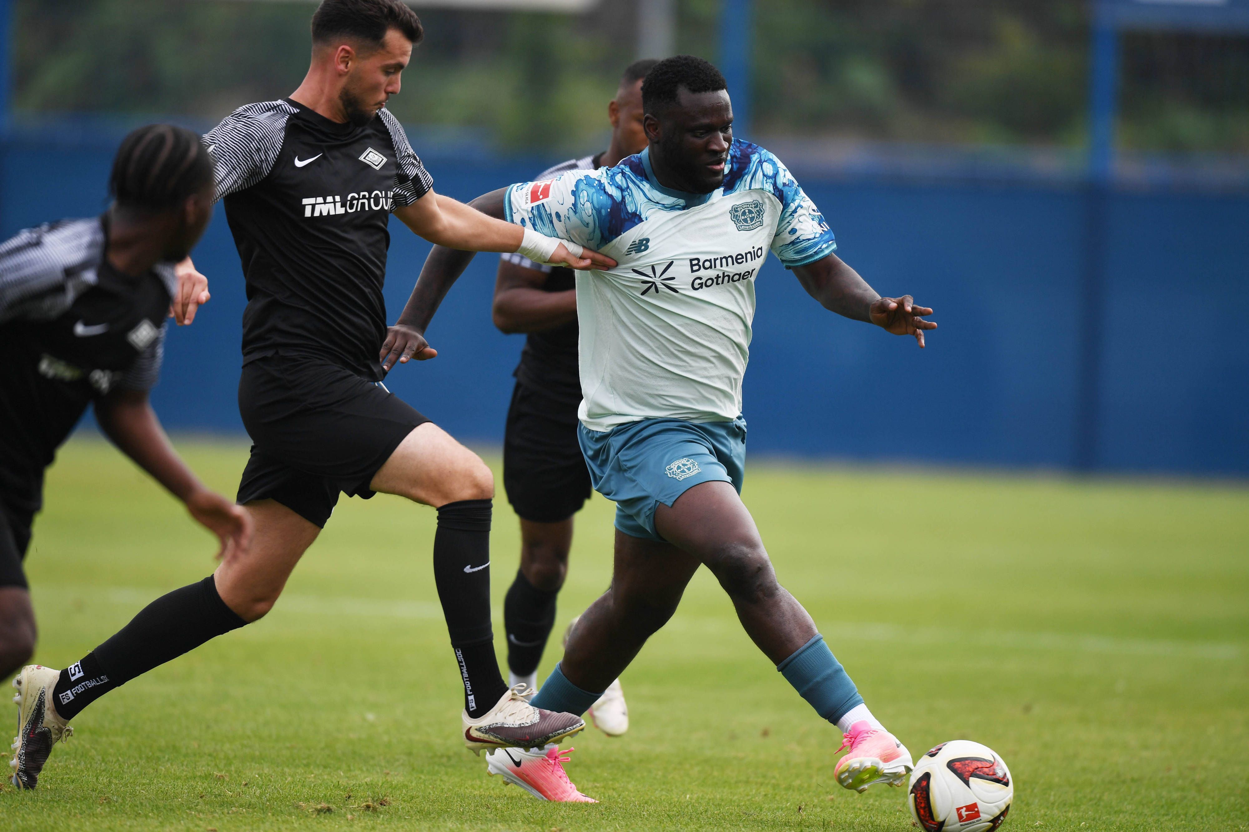 Victor Boniface wird am Trikot gehalten.