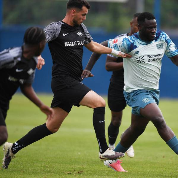 Victor Boniface wird am Trikot gehalten.