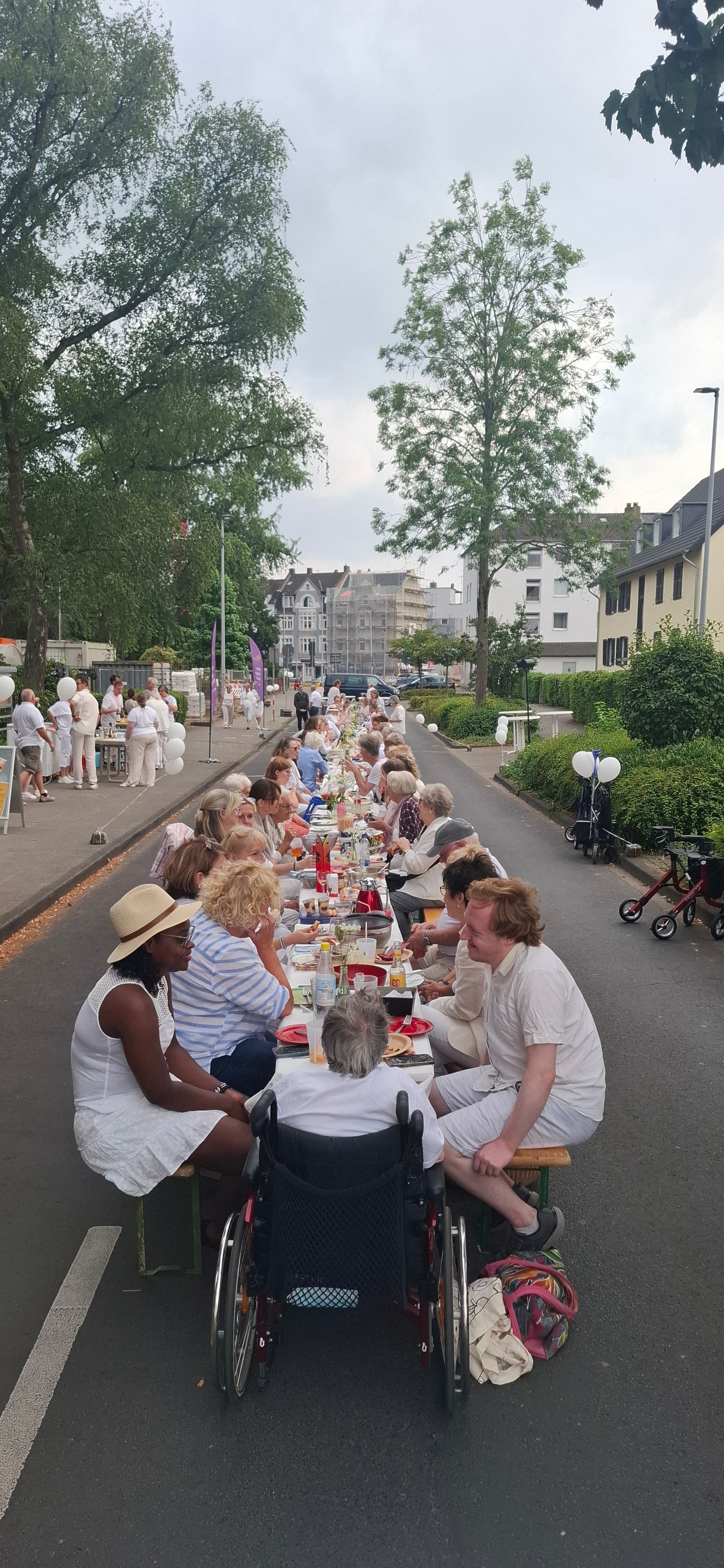 An der Tafel beim White Dinner in Opladen