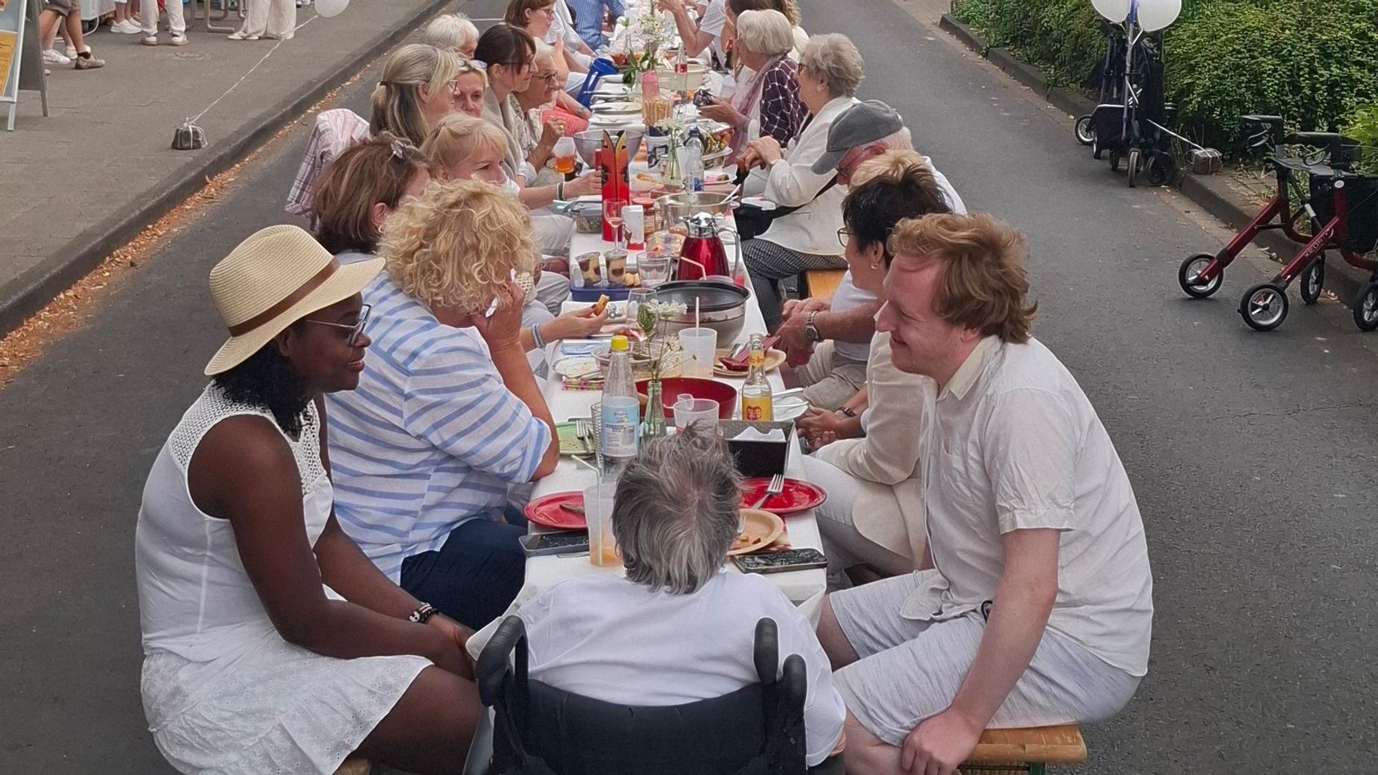 An der Tafel beim White Dinner in Opladen