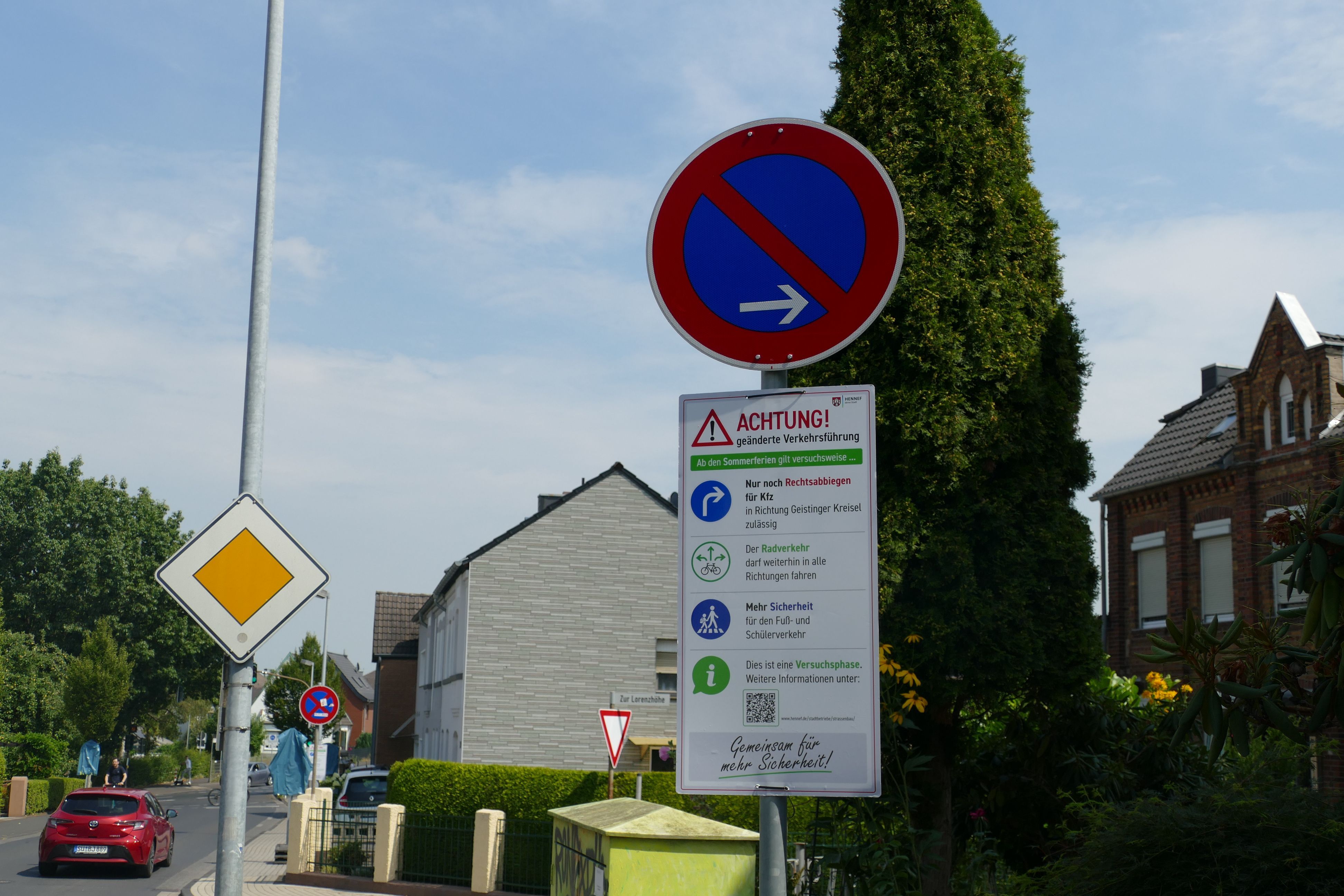 Verkehrsschilder mit Hinweisen zur Verkehrsführung.