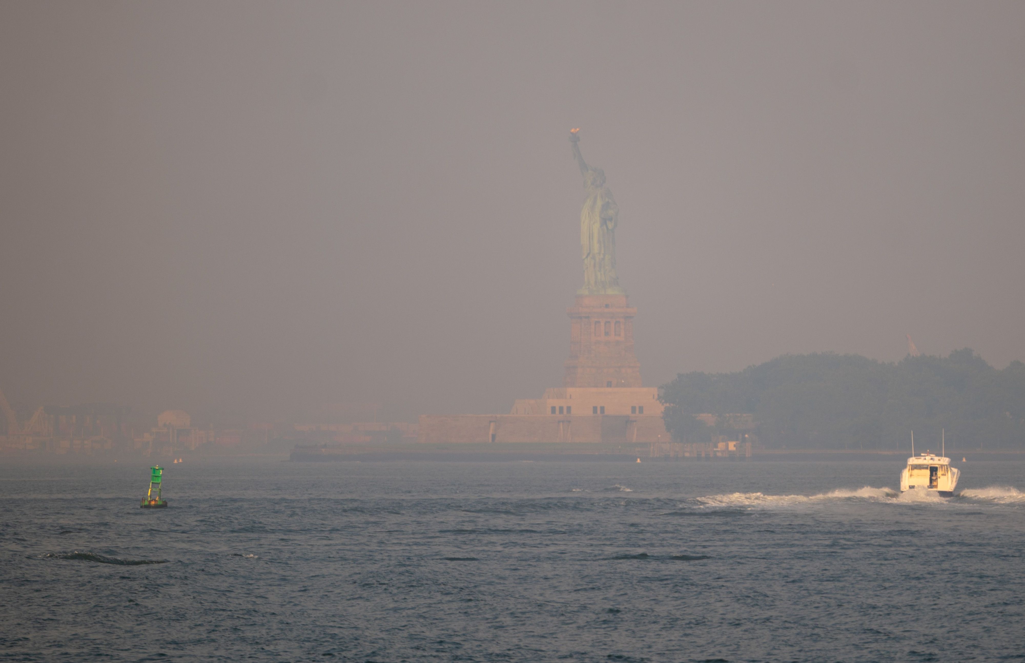 Rauch verhüllt die Freiheitsstatue in New York.
