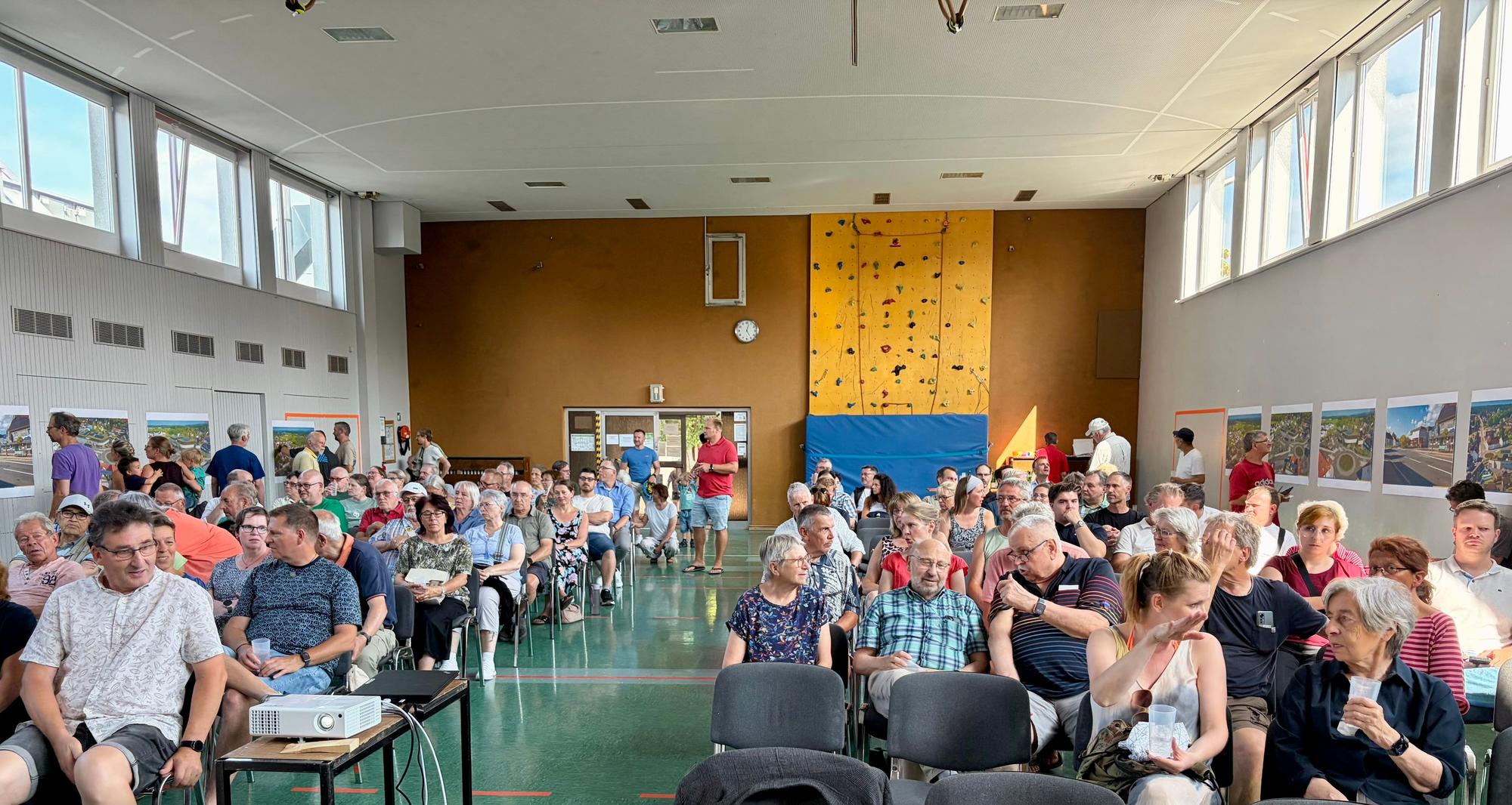 Rund 100 Interessierte kamen im Juli in die Turnhalle der EMA-Schule. Es gab viel zu besprechen.