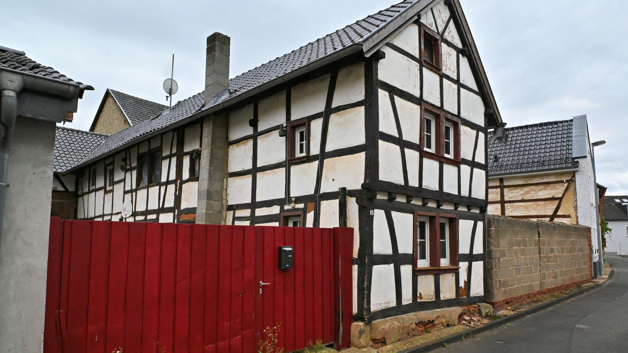 An der Agathastraße in Schaven steht ein sanierungsbedürftiges Fachwerkhaus mit einem roten Hoftor, das zu einem Dorfgemeinschaftshaus umgebaut werden soll.