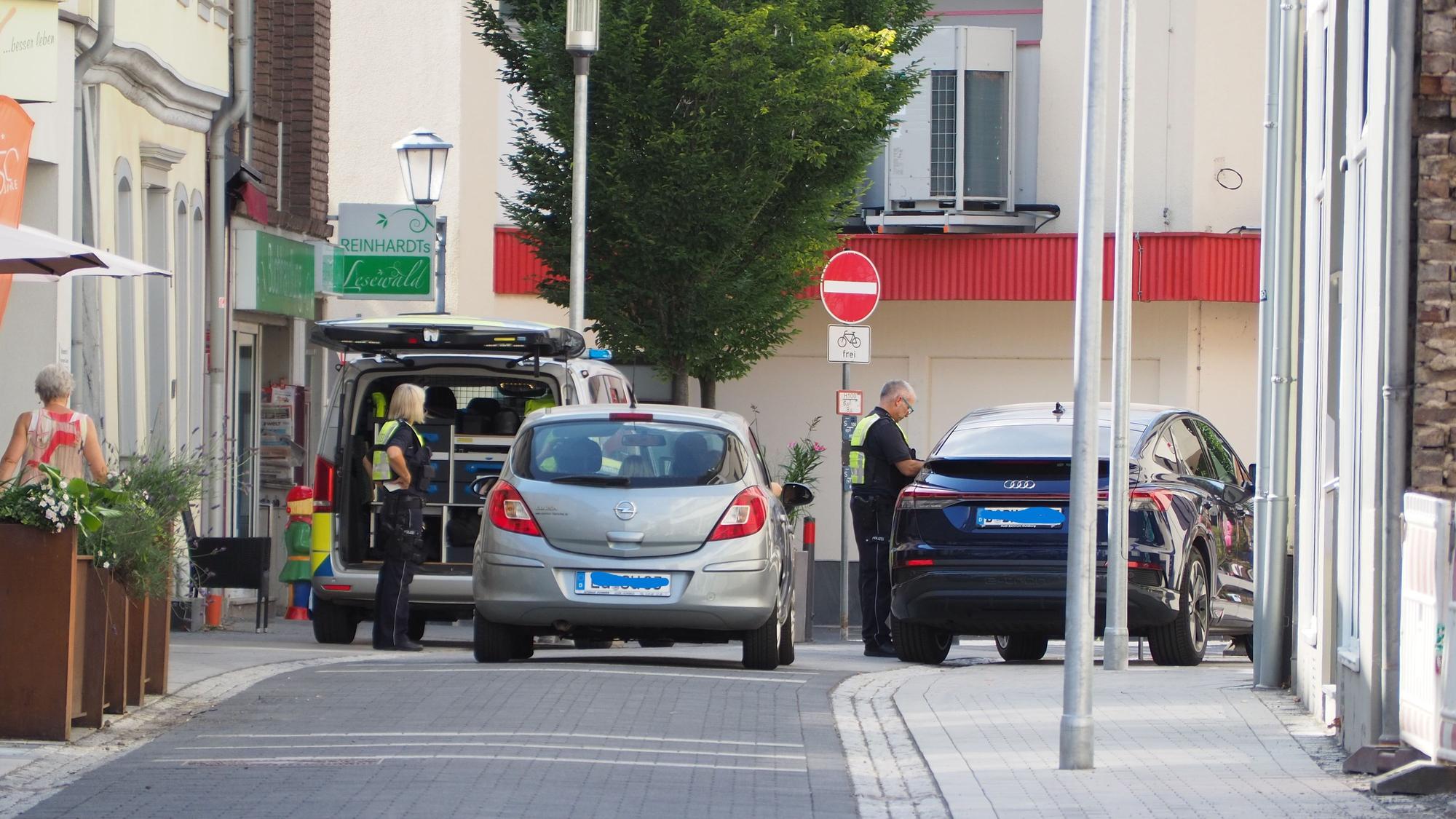 Die Polizei hat zwei Autos angehalten, die durch die Fußgängerzone gefahren sind.