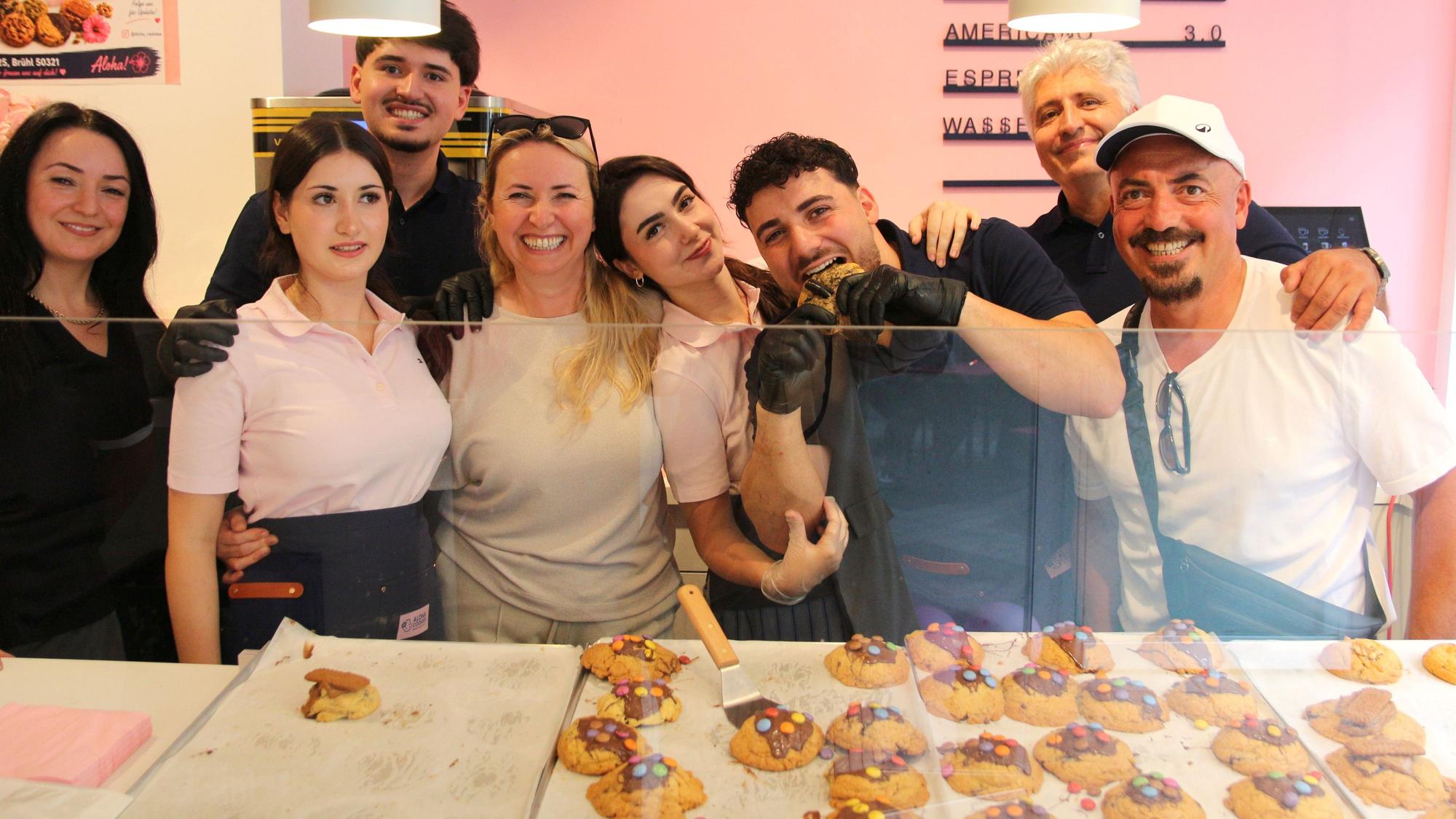 Zu sehen sind Dilek Aydin und ihr Team.