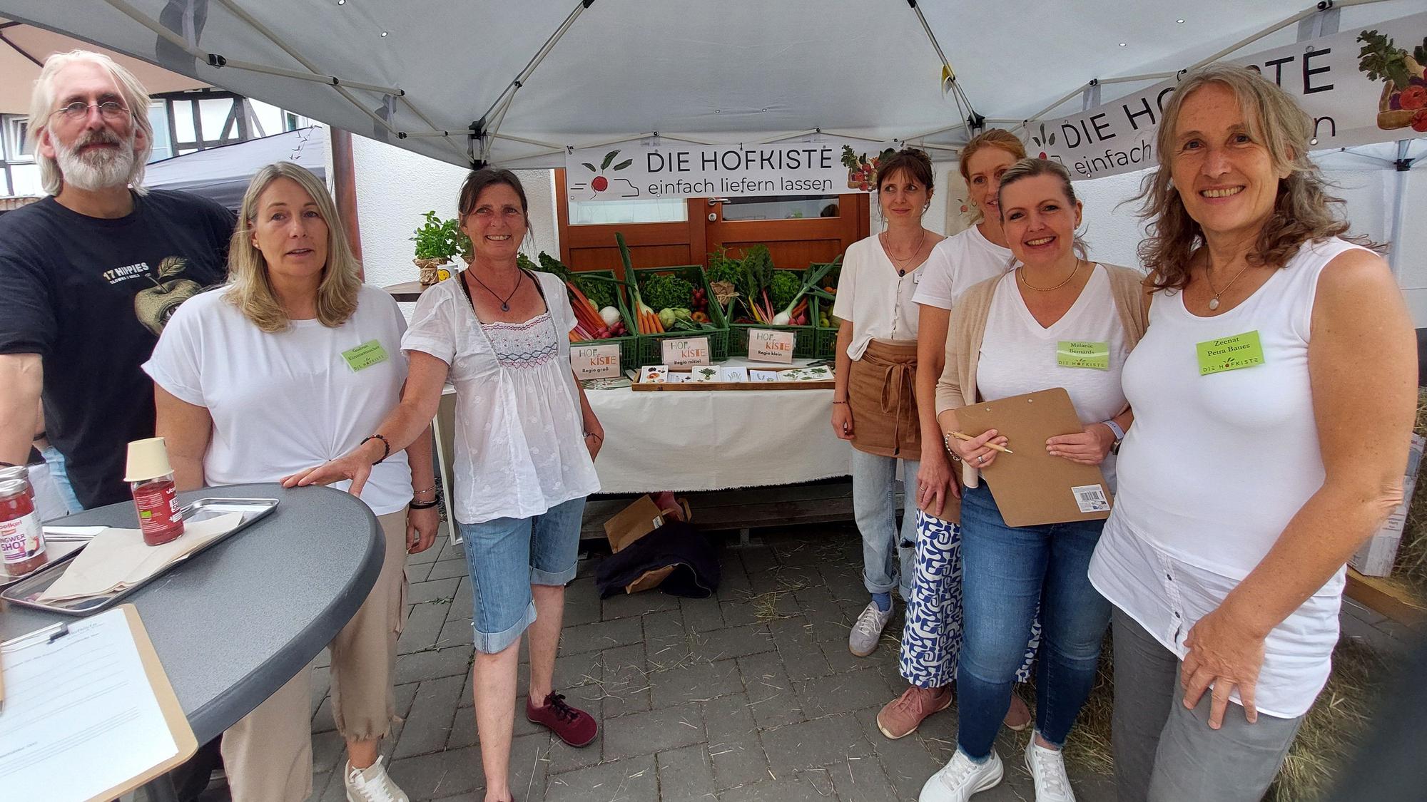 Rita Hüsgen (3.v.li.) und Partner Michael van Ooy mit ihren Mitarbeitern der Hofkiste.