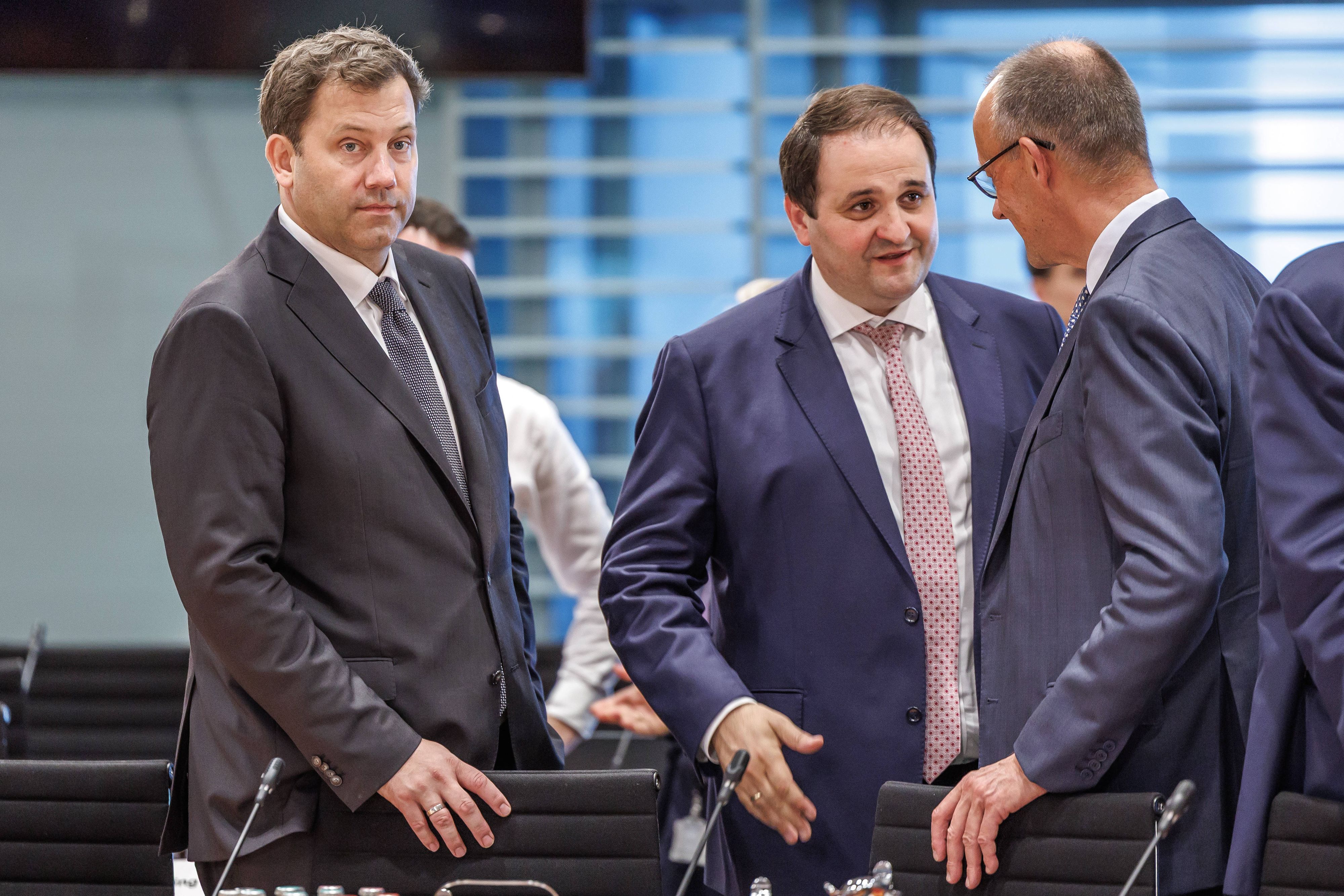 Nathanael Liminski im Gespräch mit Bundeskanzler Friedrich Merz (beide CDU).