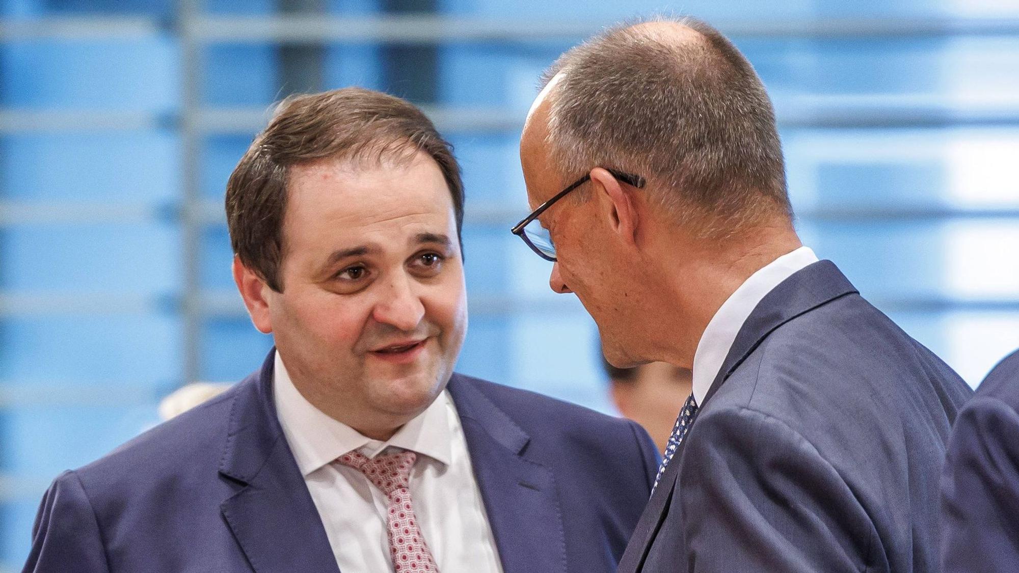 Nathanael Liminski im Gespräch mit Bundeskanzler Friedrich Merz (beide CDU).