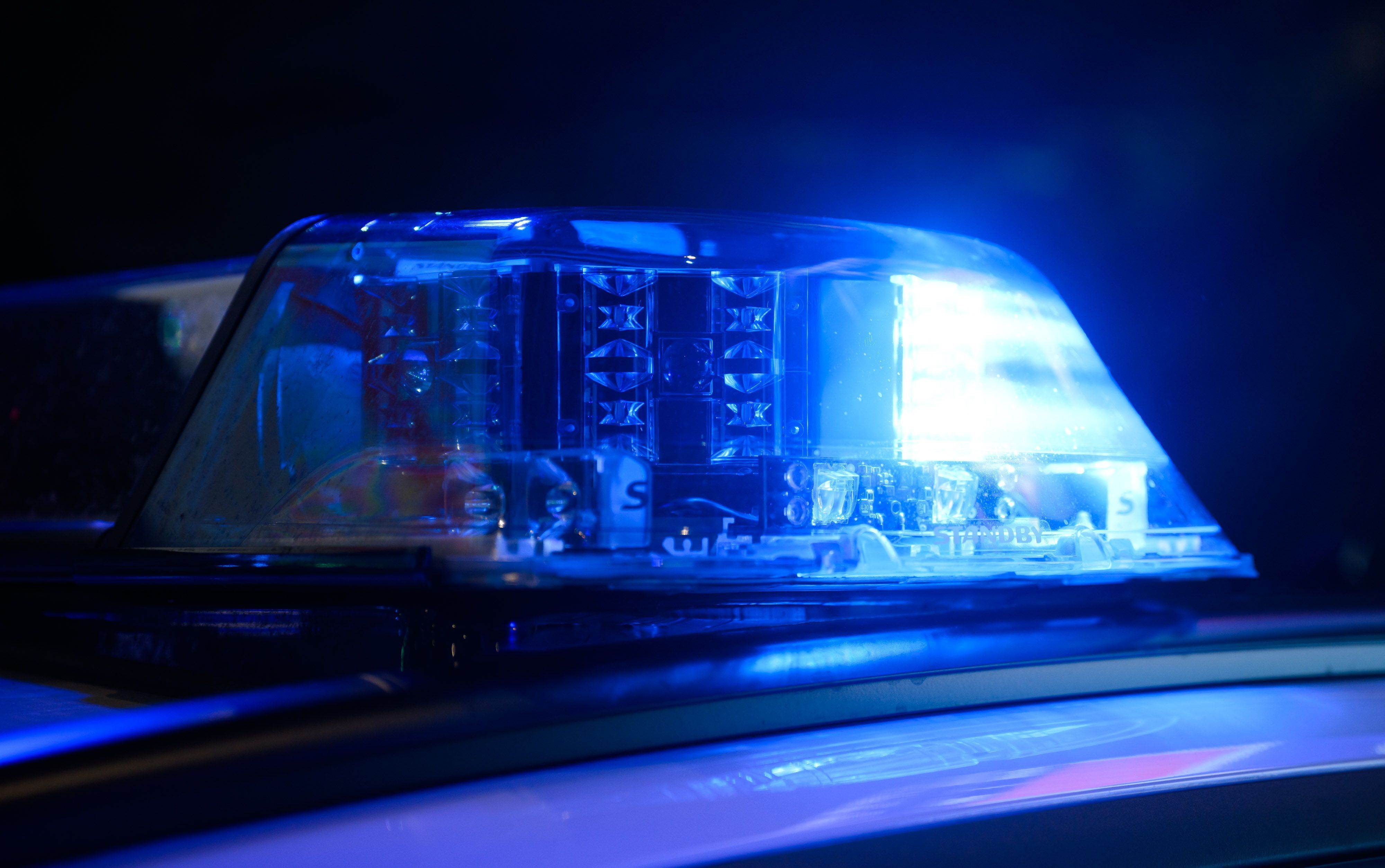 Ein Blaulicht leuchtet auf einem Einsatzfahrzeug der Polizei.