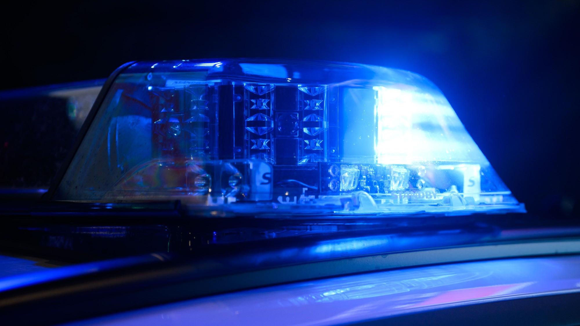 Ein Blaulicht leuchtet auf einem Einsatzfahrzeug der Polizei.