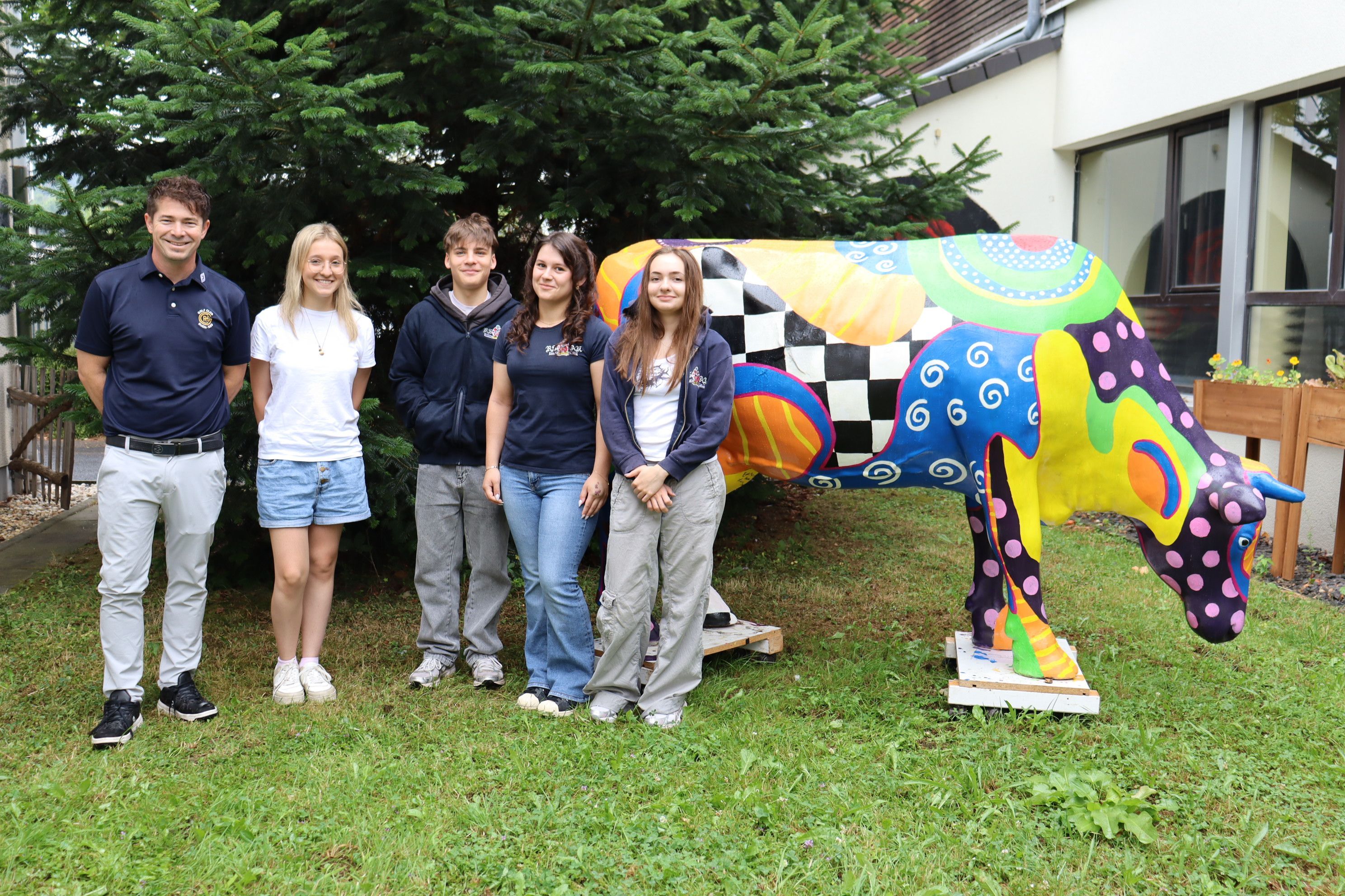 Im Rhein-Sieg-Akademie Kunstkolleg Hennef wurden drei Kühe aus Kunststoff restauriert, die dem Golfclub Rhein-Sieg in Hennef gehören.