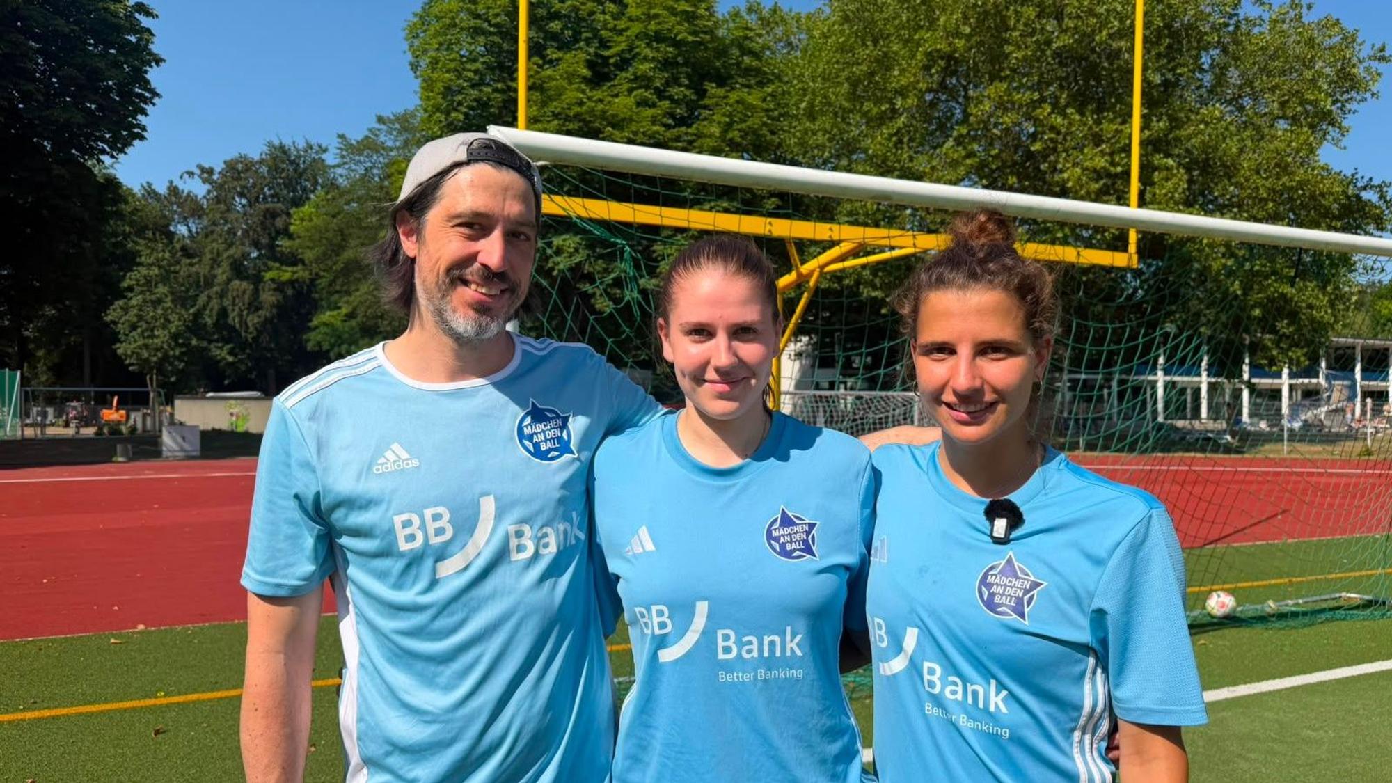 Ben Sonntag (v.l.), Sona Dabelstein und Sarah Jabbes trainieren die Mädchen.