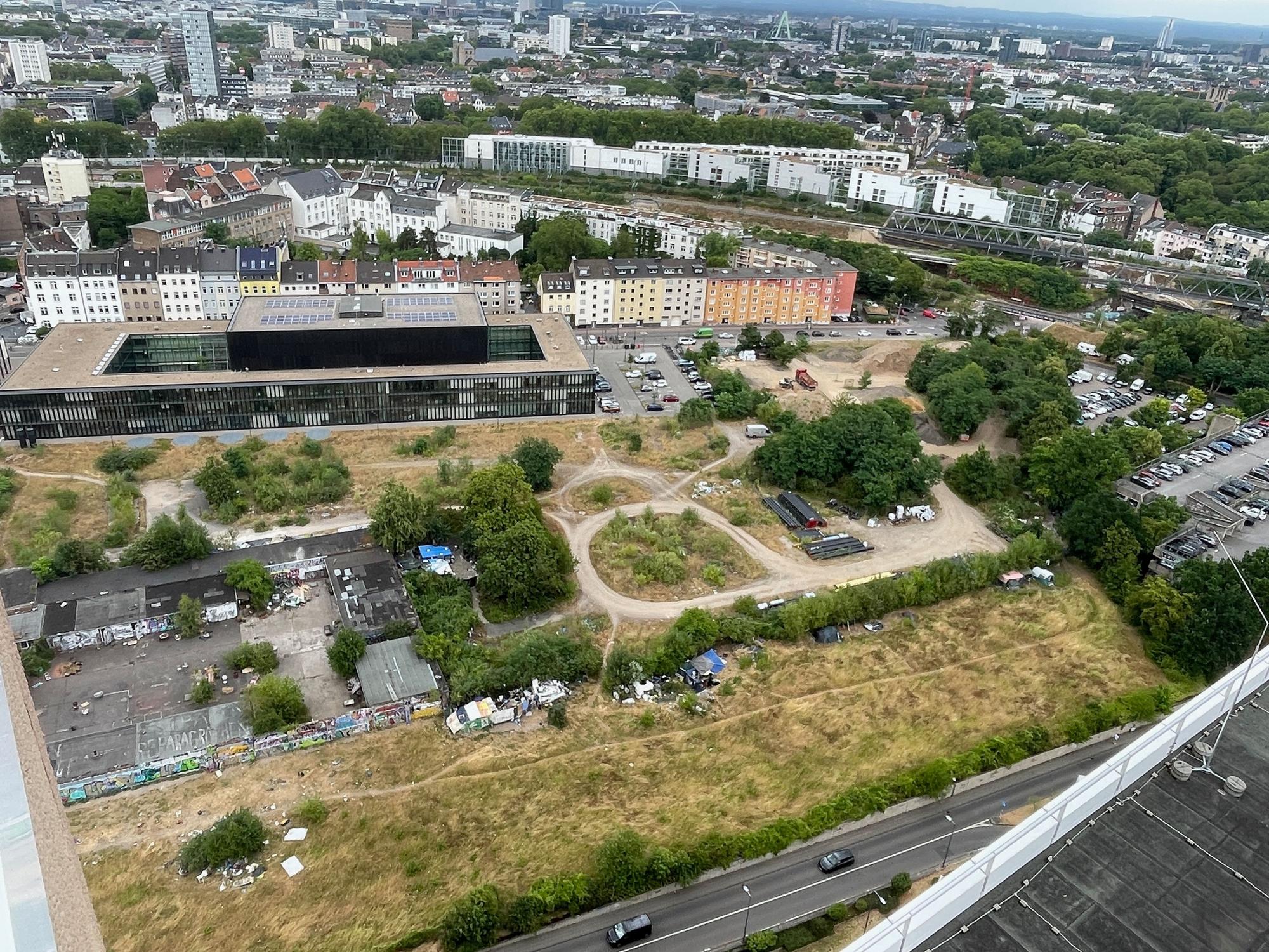 Blick auf Sülz, im Vordergrund liegt das Autonome Zentrum, dahinter das neue Stadtarchiv.