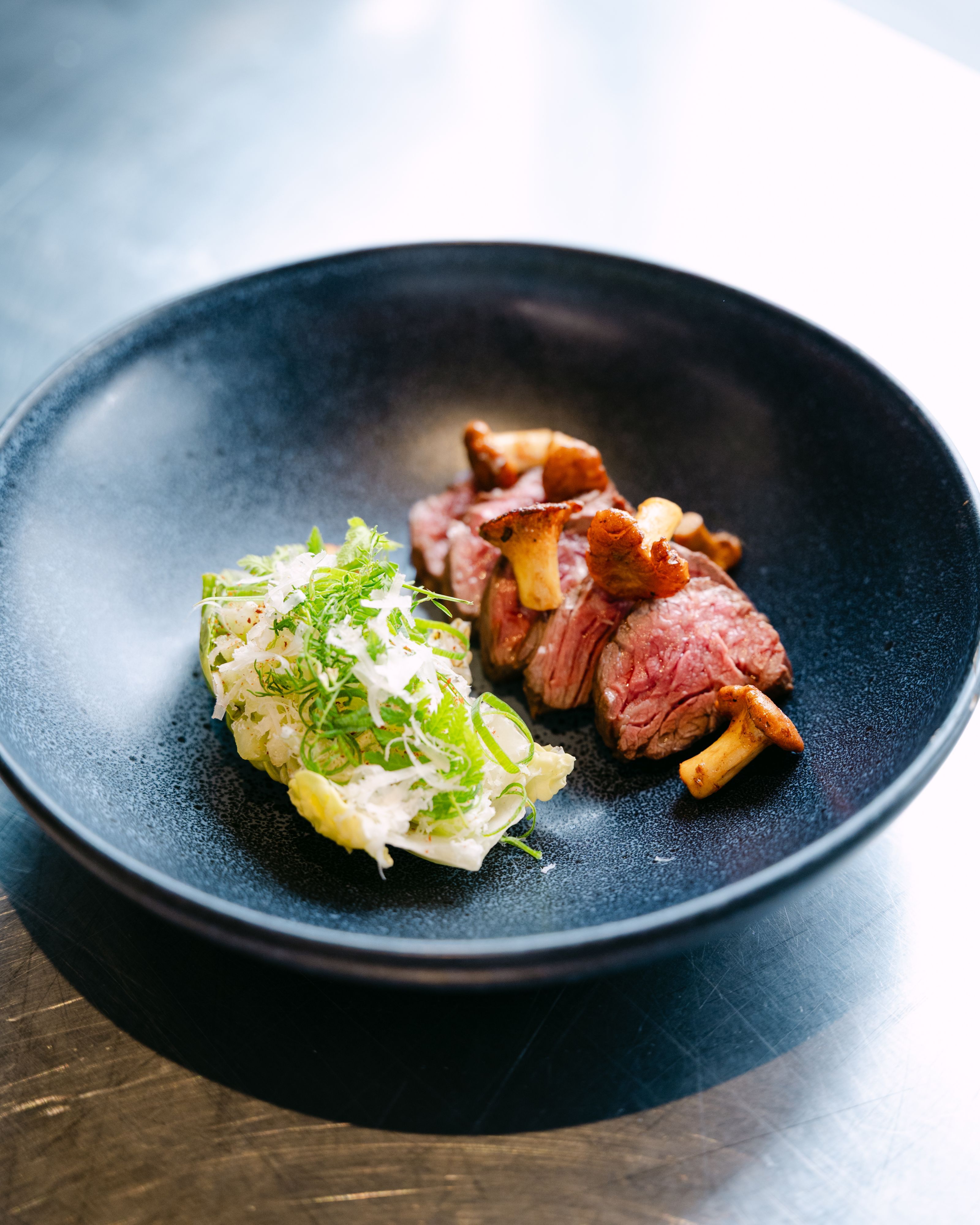 Gebratenes Onglet mit Melone und Pfifferlingen