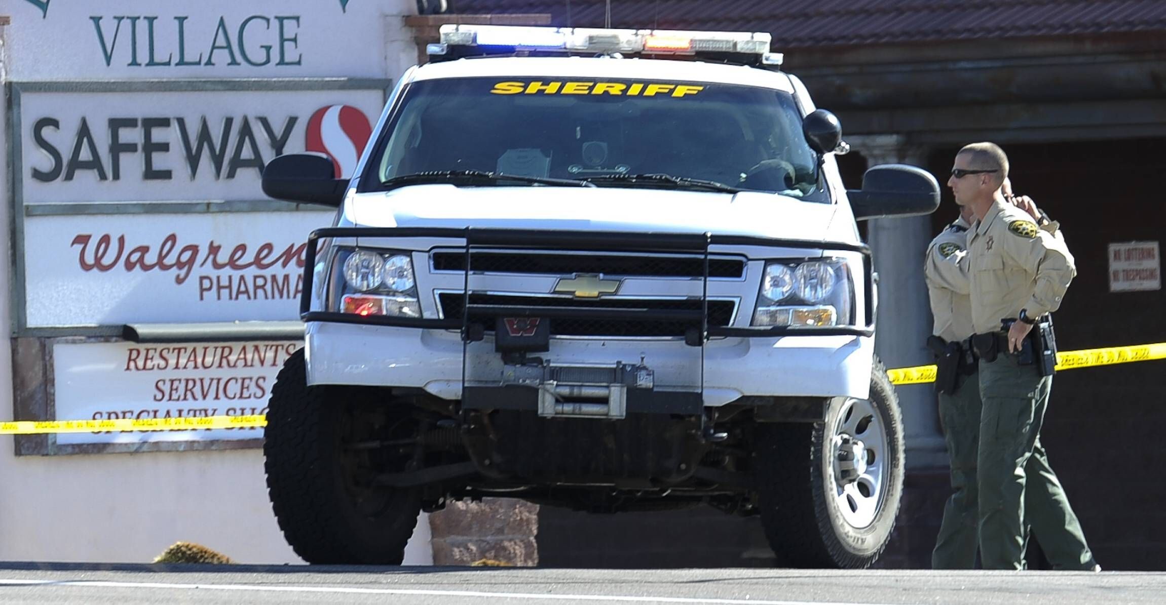 Beamte des für Tucson zuständigen Pima County Sheriff’s Department stehen vor einem Haus.