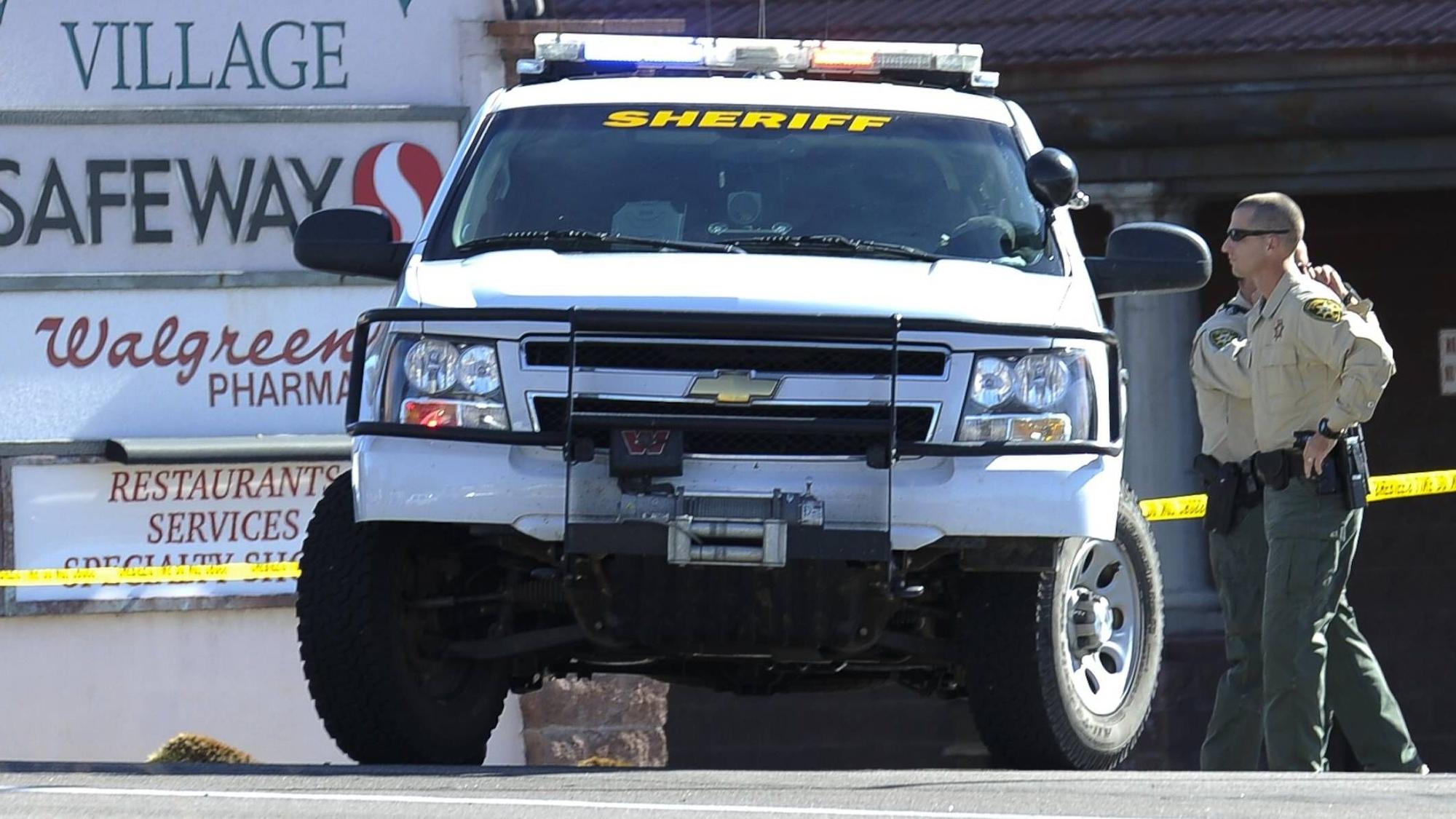 Beamte des für Tucson zuständigen Pima County Sheriff’s Department stehen vor einem Haus.