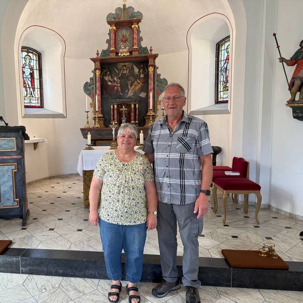Hans-Alo Höller und seine Frau Marlene in „ihrem“ Schmuckkästchen, der St. Rochus- und St. Sebastianus-Kapelle in Lindlar-Schmitzhöhe.