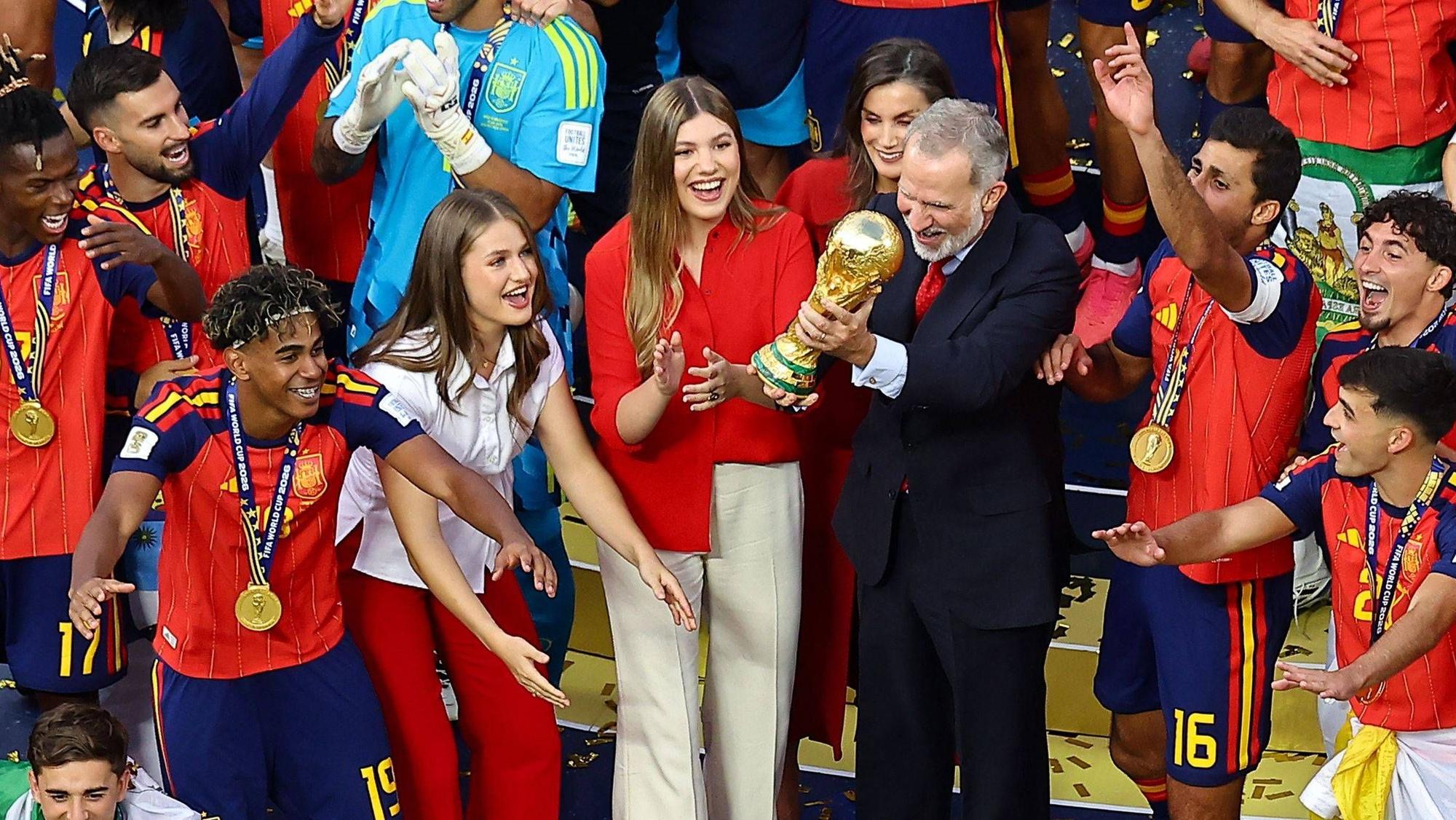 König Felipe VI., Königin Letizia sowie ihre Töchter Leonor und Sofía feiern gemeinsam mit der spanischen Nationalmannschaft den WM-Titel 2026.