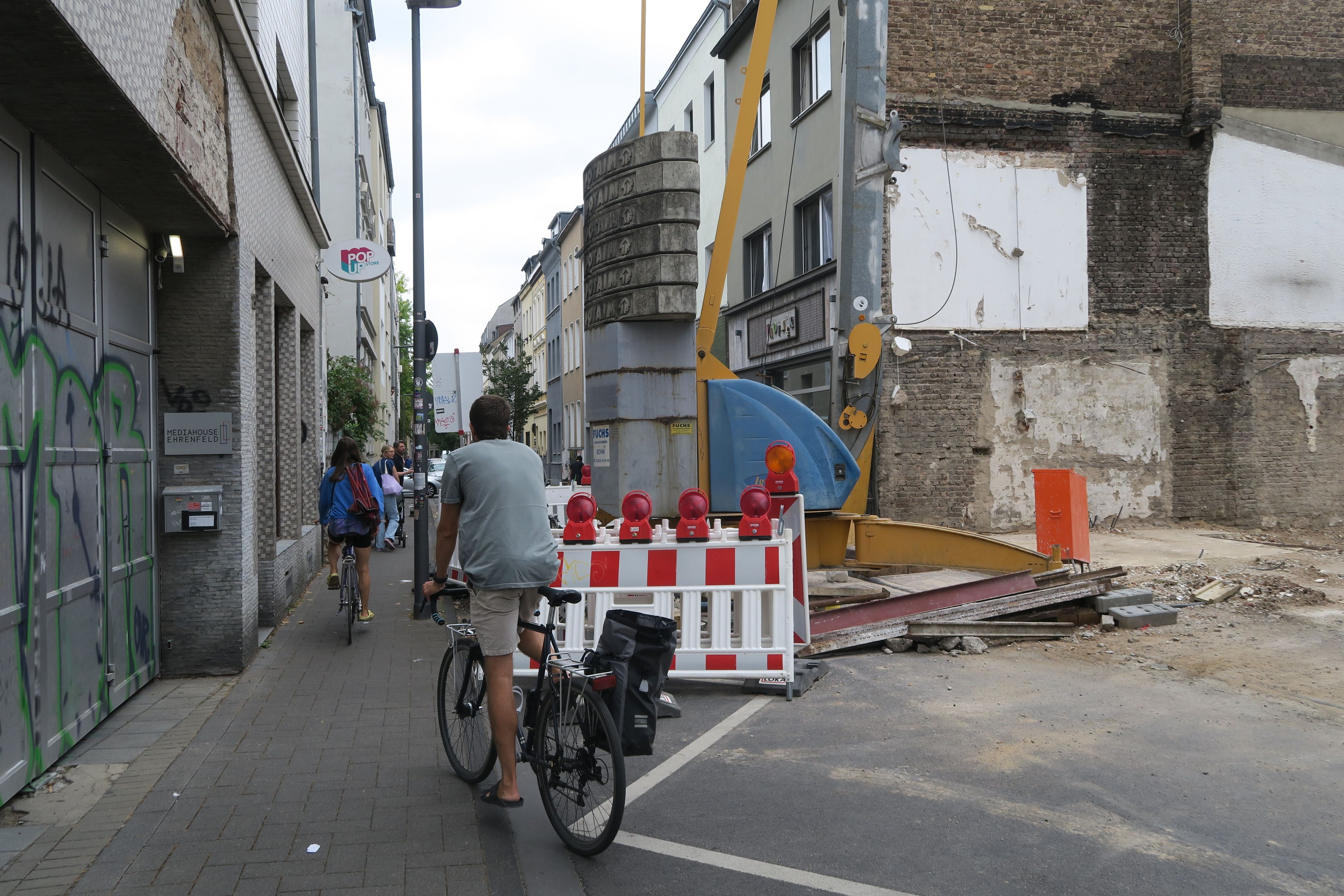 Potenzielle Gefahr am Engpass: Nur eine kleine Minderheit der Zweiradfahrer steigt an der Baustelle aus dem Sattel.
