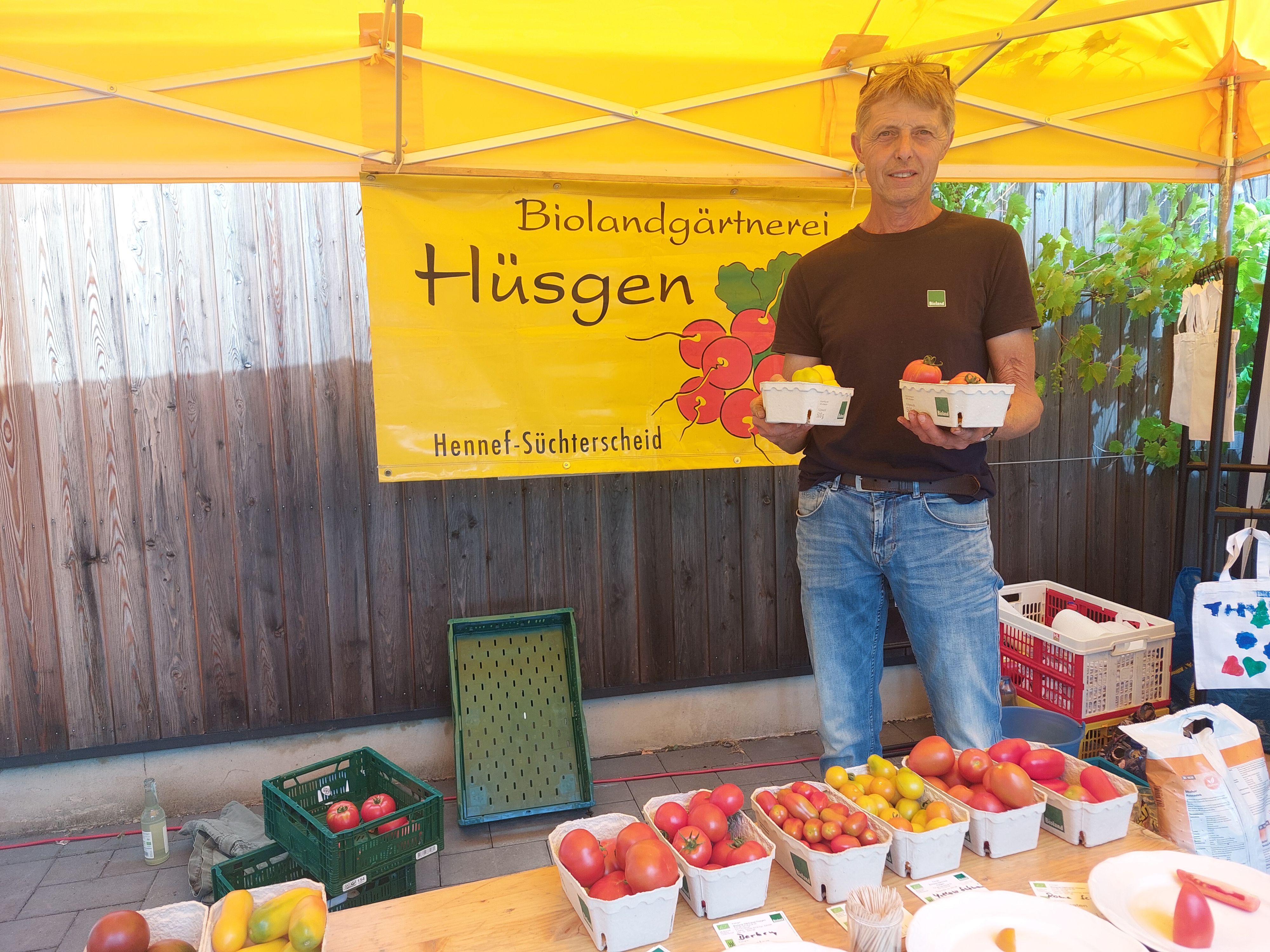 Von den Hennefer Feldern und Gewächshäusern von Hauptlieferant Till Hüsgens Biolandgärtnerei kommen Gemüse, Salate, Obst und Kräuter sofort in die Hofkiste und den Hofladen.