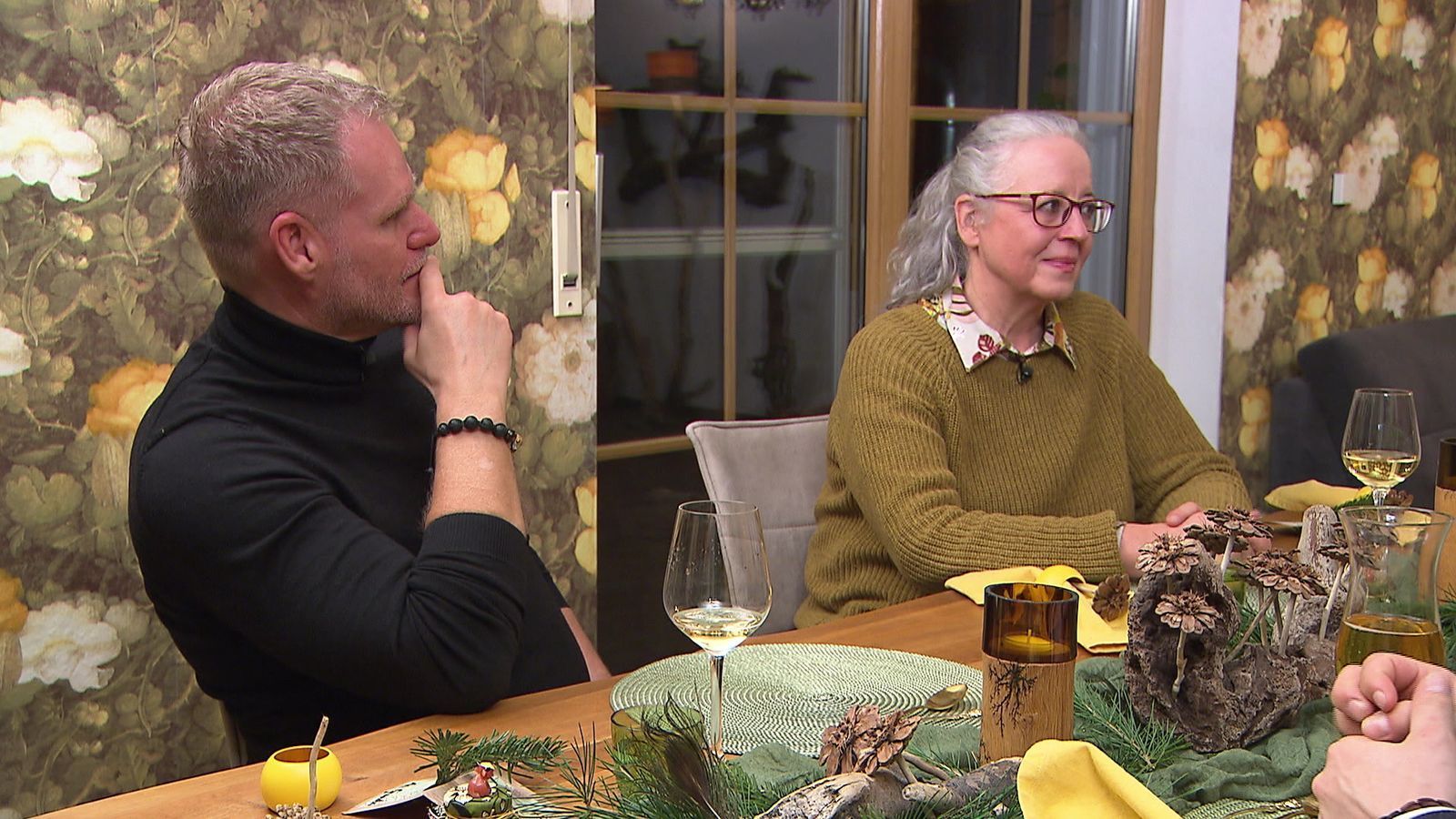 Das Jagdhausambiente von Lenas Wohnzimmer gefällt Michael und Gudrun (rechts).
 (Bild: RTL)